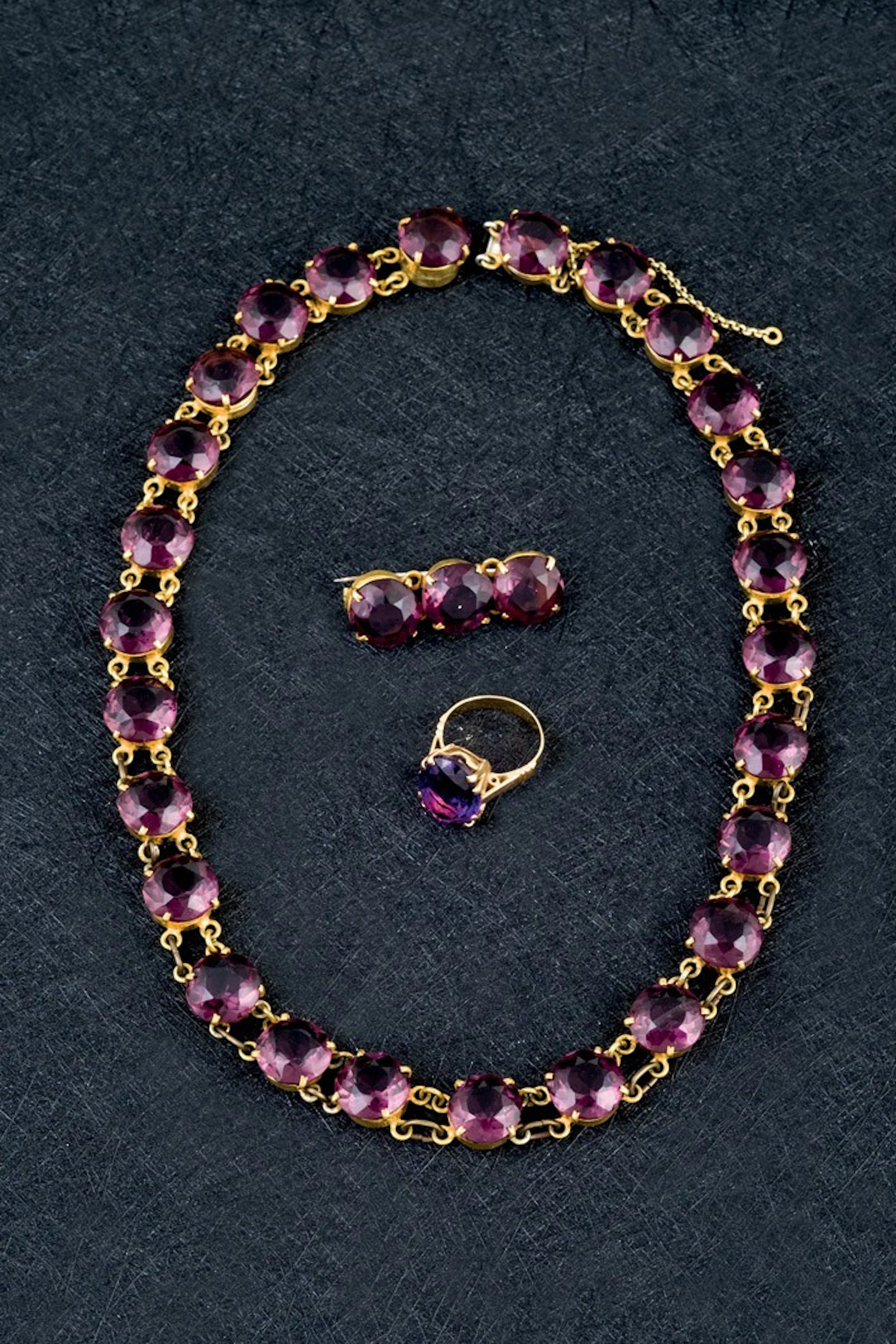 Collar, sortija y pendientes antiguos