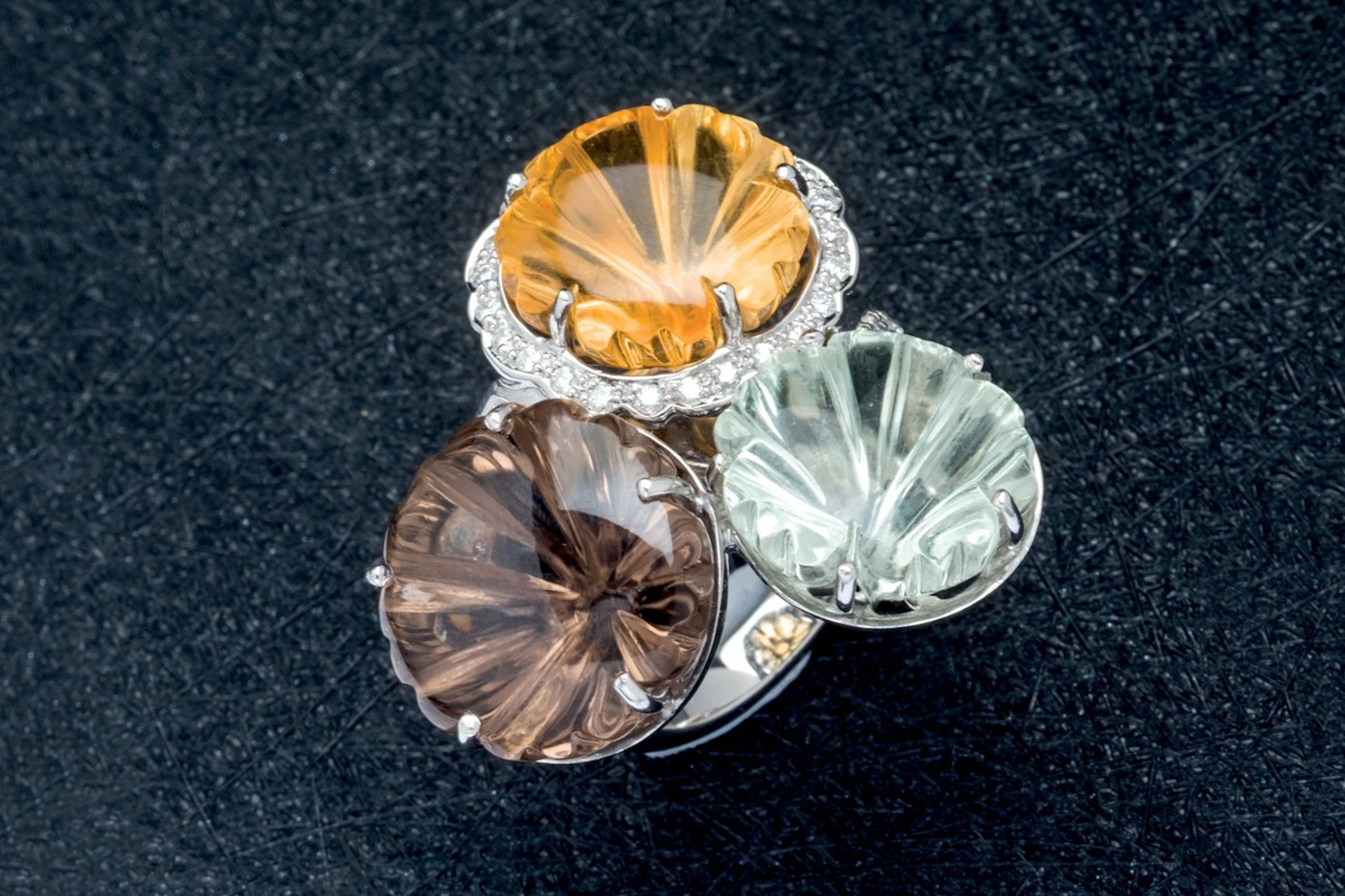 Sortija de oro con cuarzos y diamantes