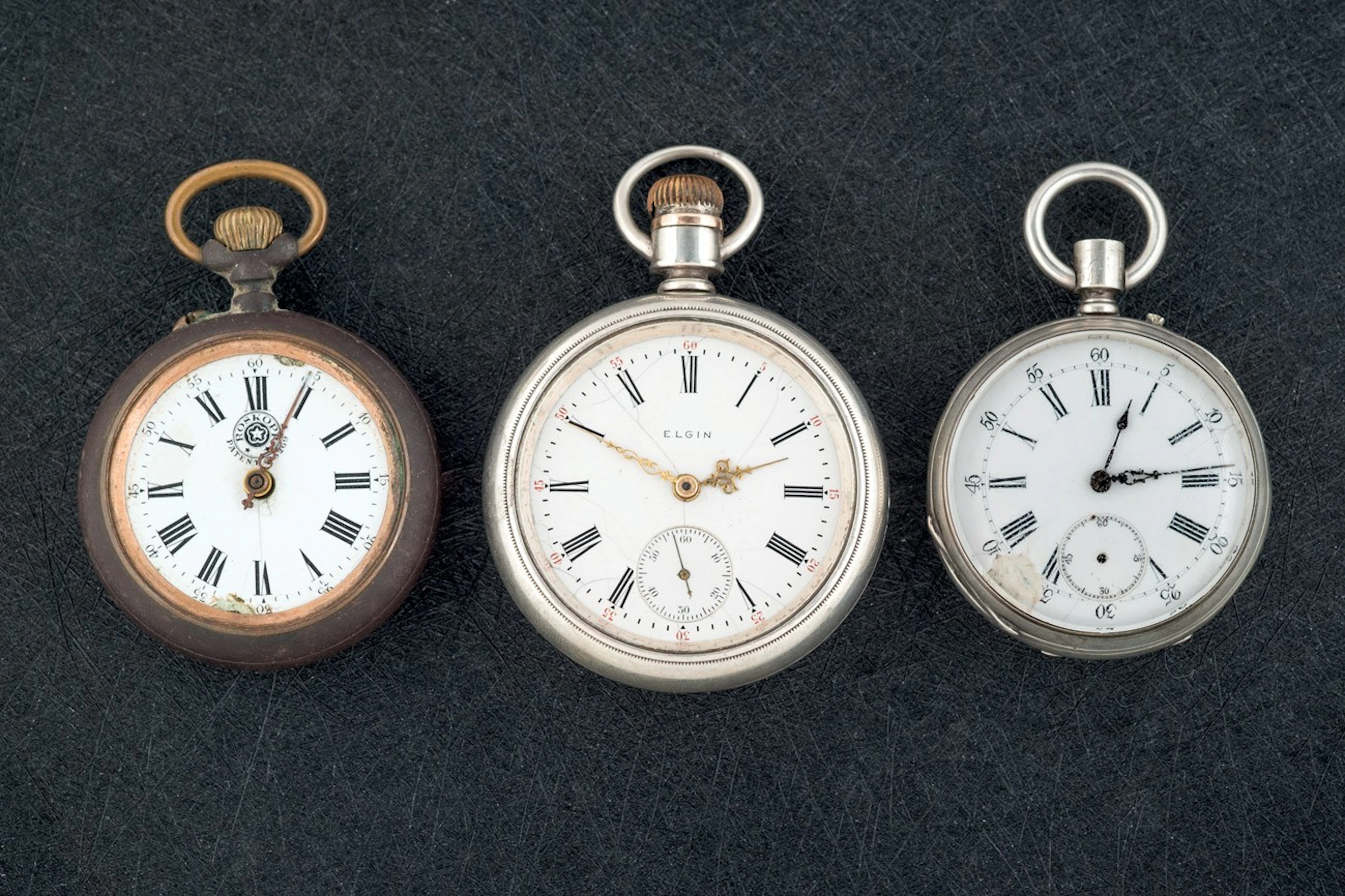 Nueve relojes de bolsillo de plata con deterioros