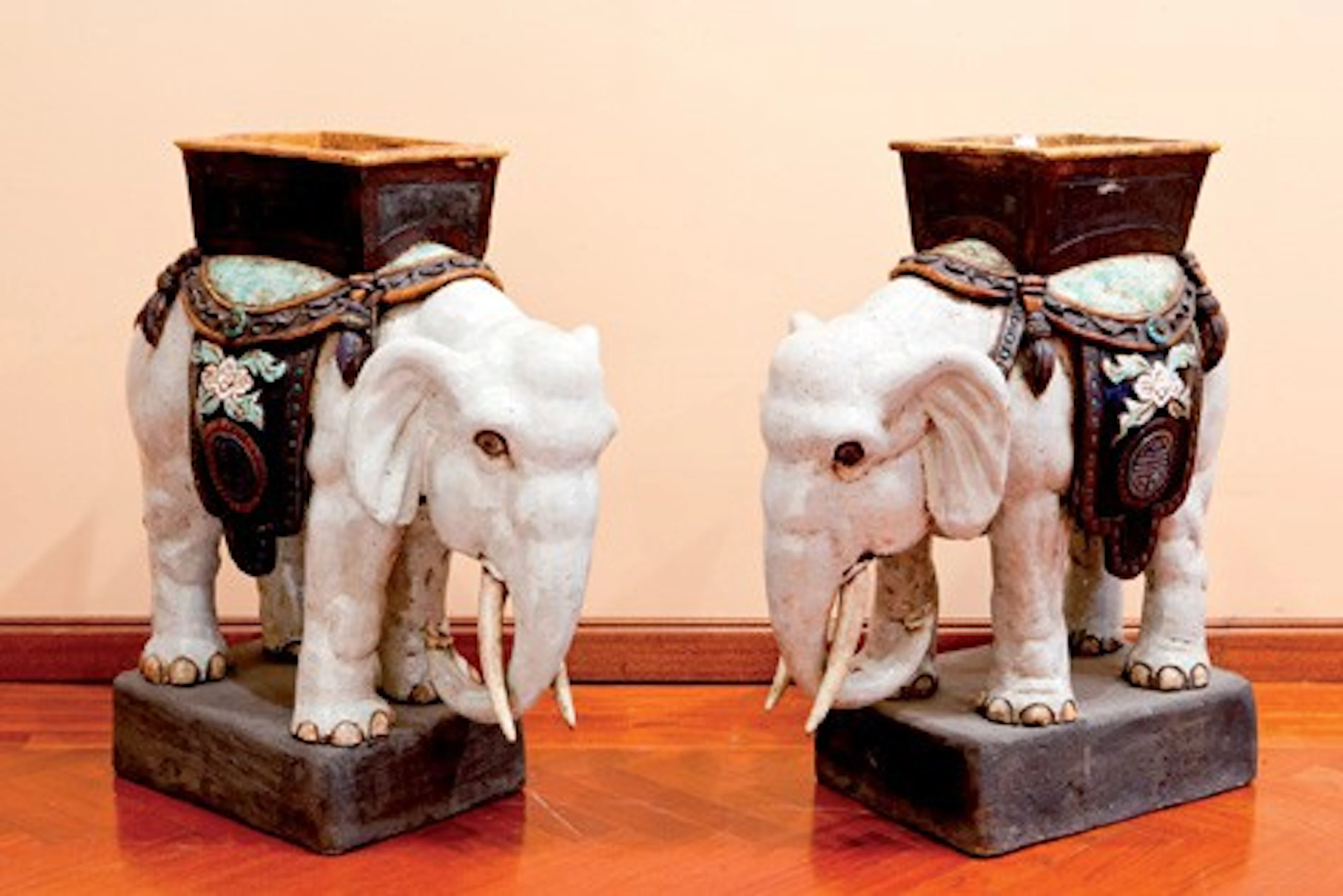 Jardineras chinas S. XIX con forma de elefante