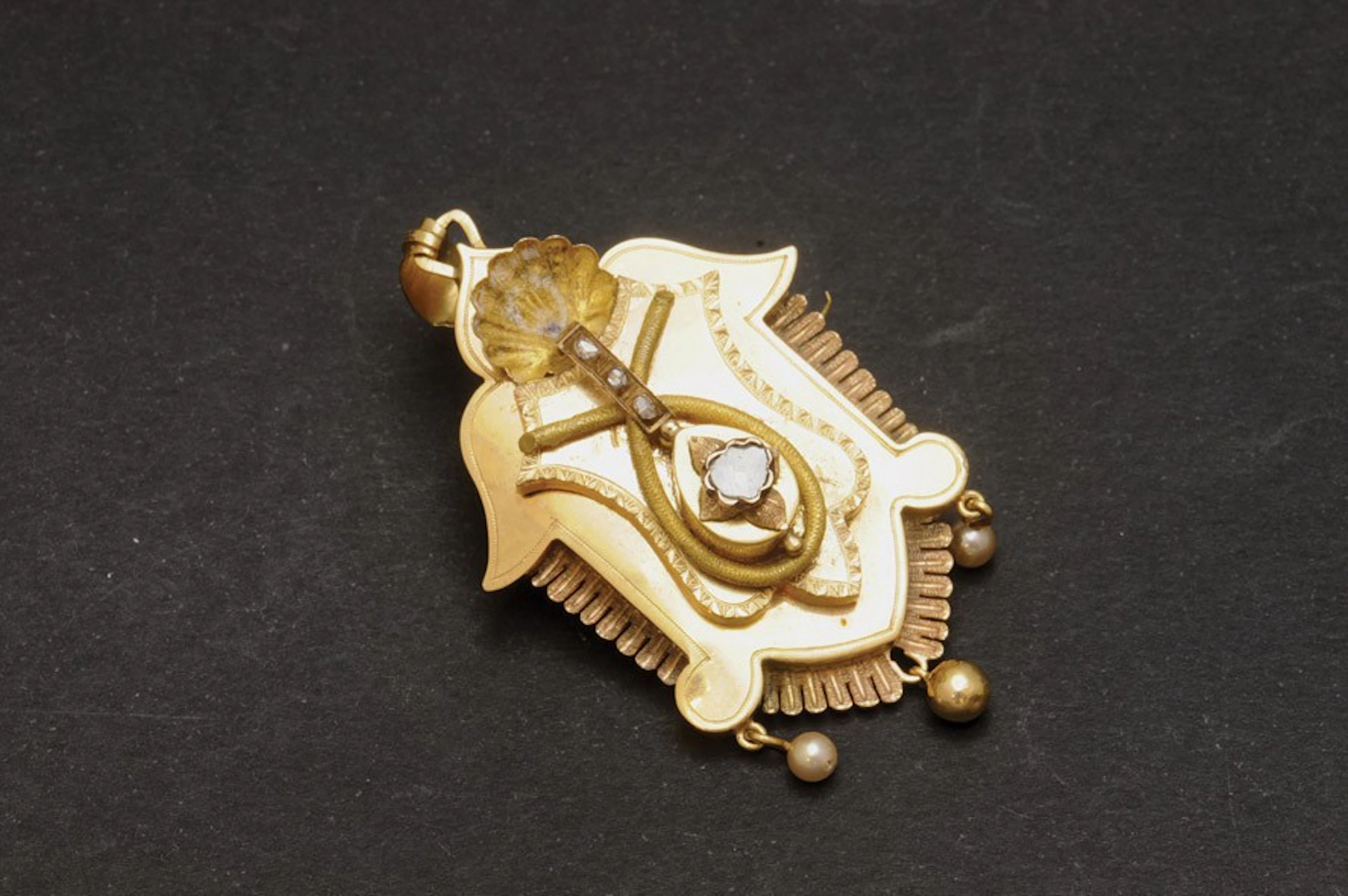 Broche isabelino de oro, diamantes y perlas