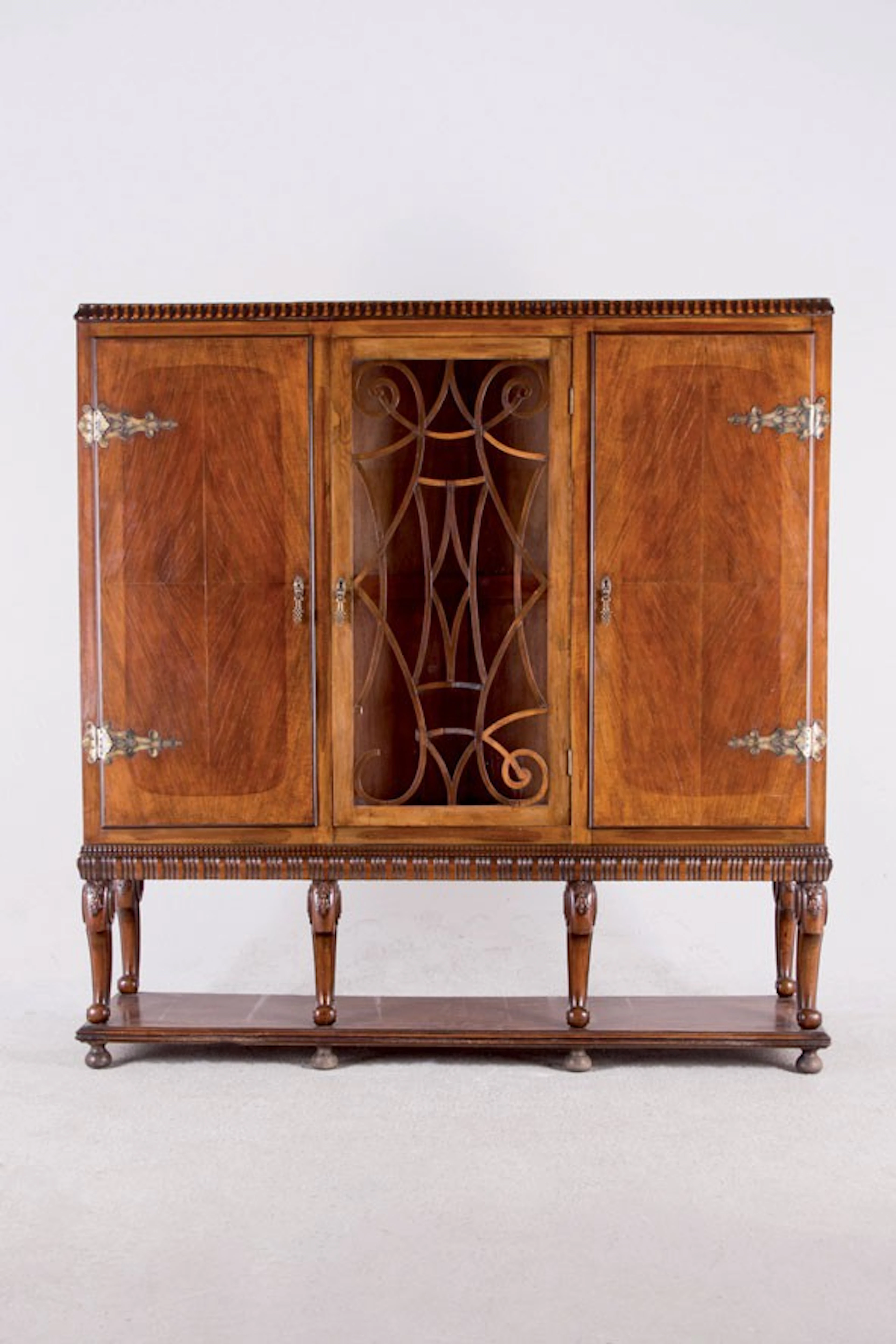 Mueble librería de nogal. Antiguo