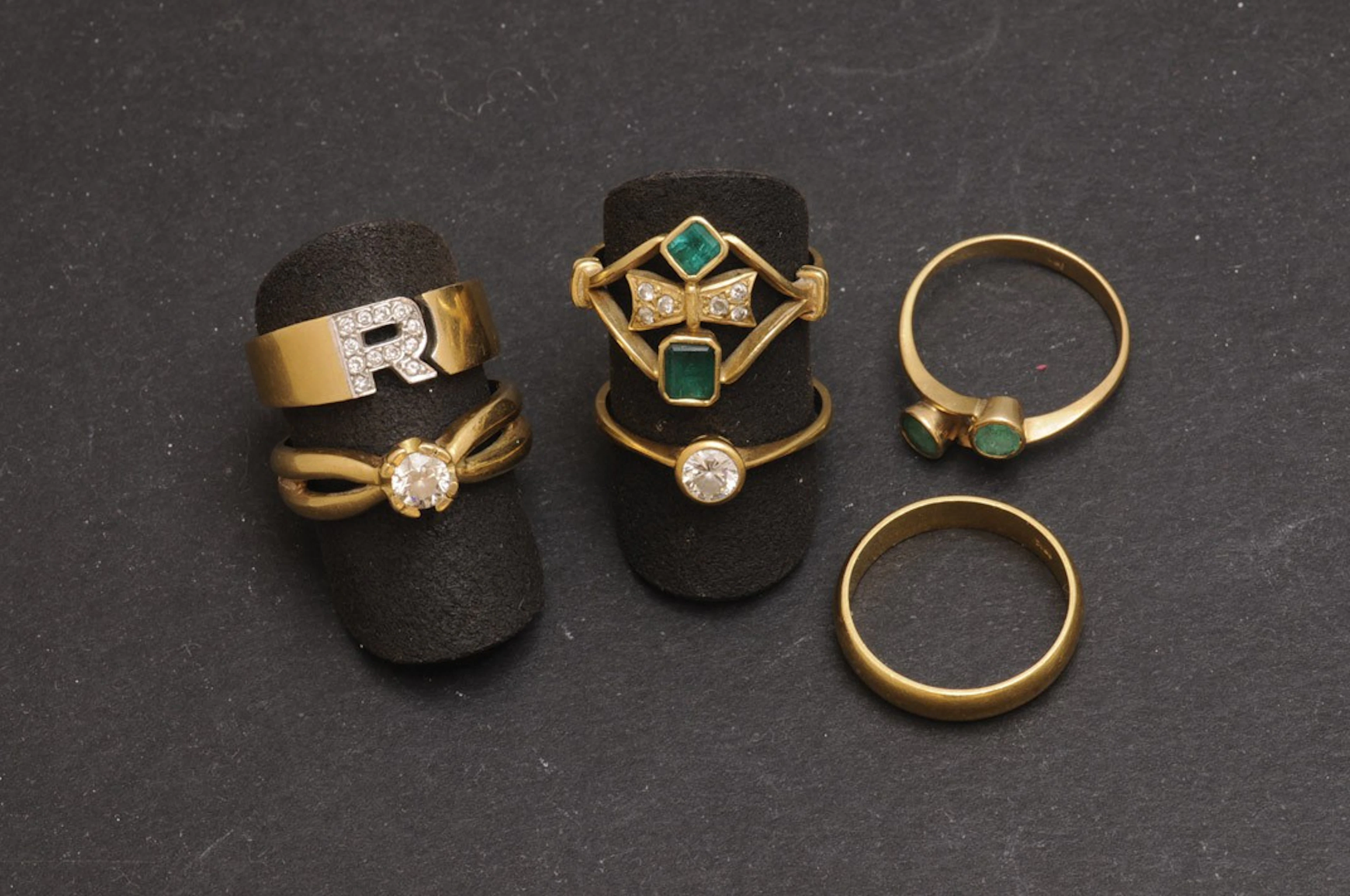 Cinco anillos y una alianza de oro