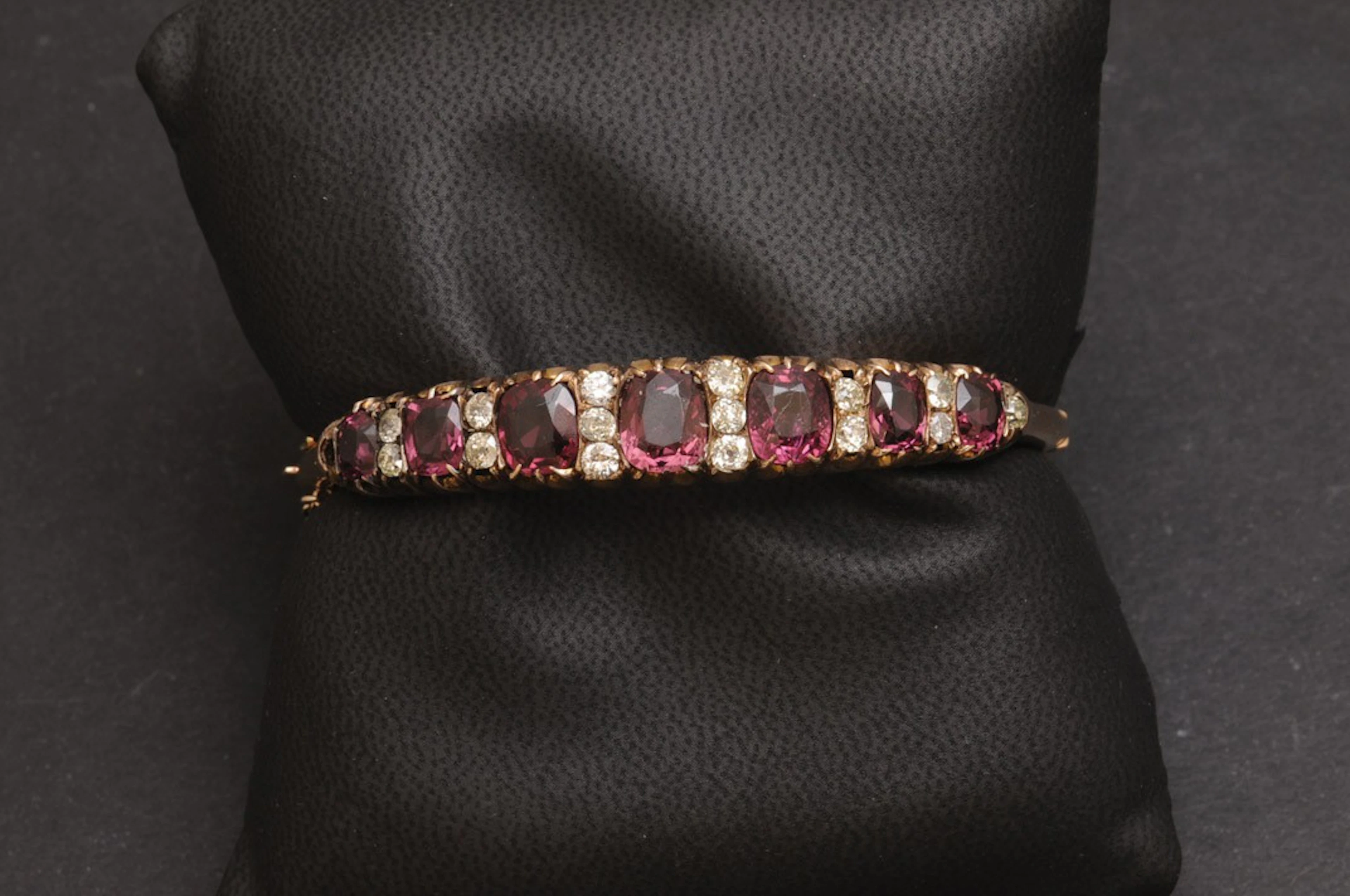 Pulsera de oro con piedras rosas y diamantes