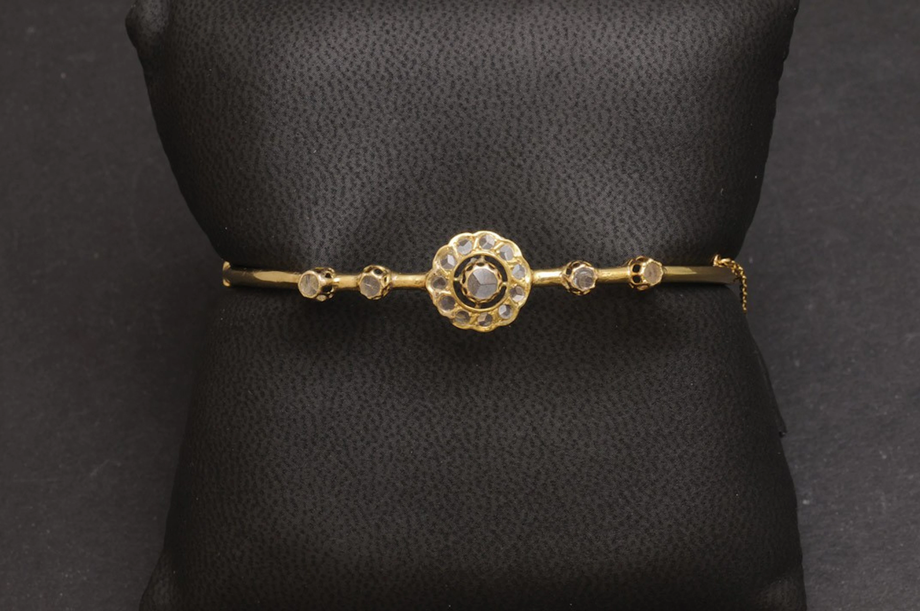 Pulsera de oro con símil de diamantes