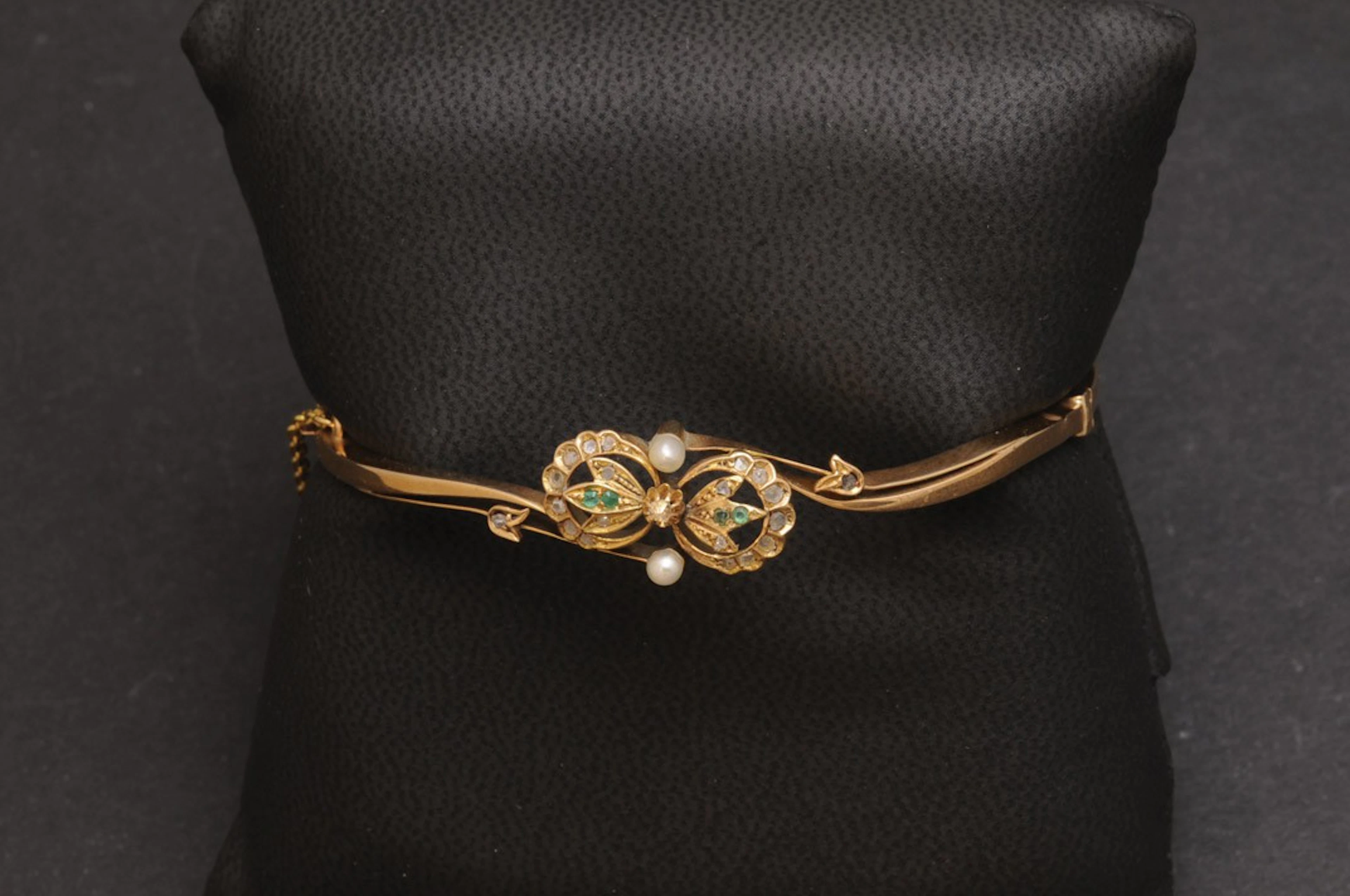 Pulsera de oro con diamantes, perlas y esmeraldas
