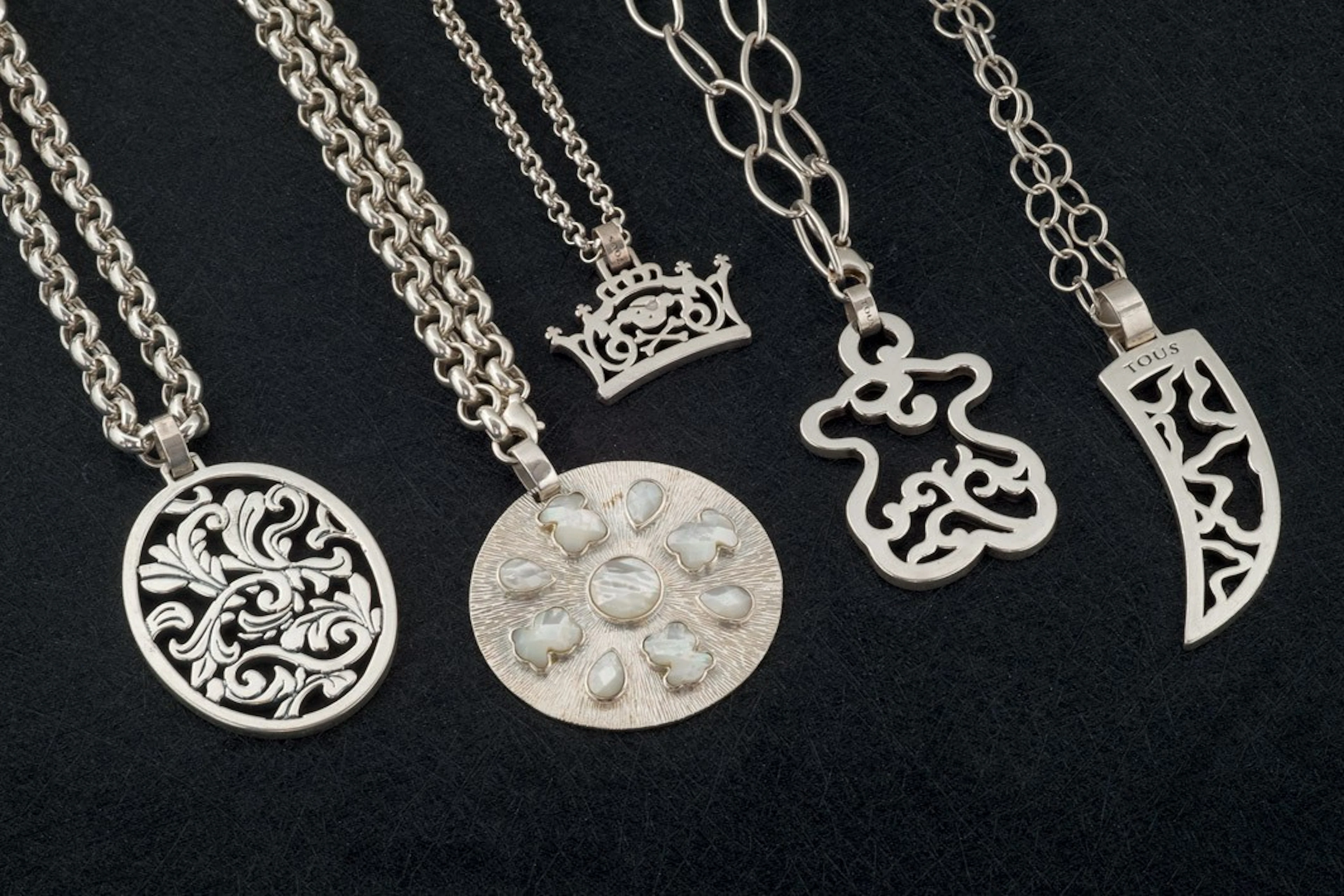 Cinco collares con colgantes TOUS en plata
