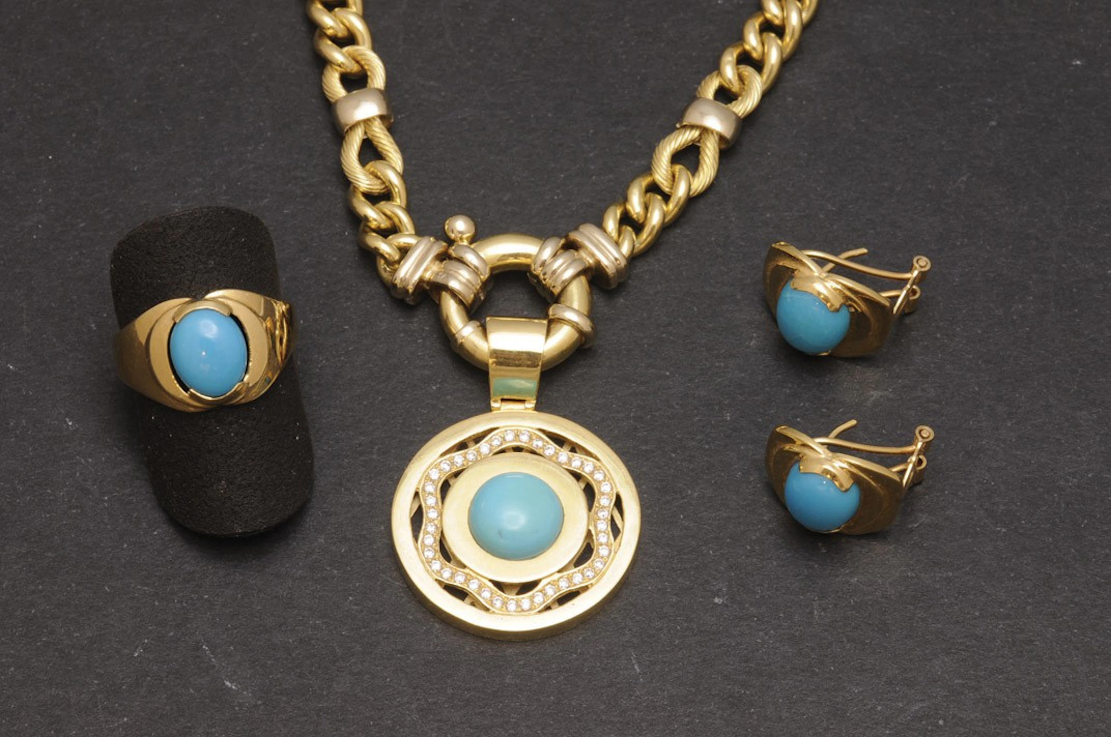 Collar, pendientes y sortija de oro y turquesas