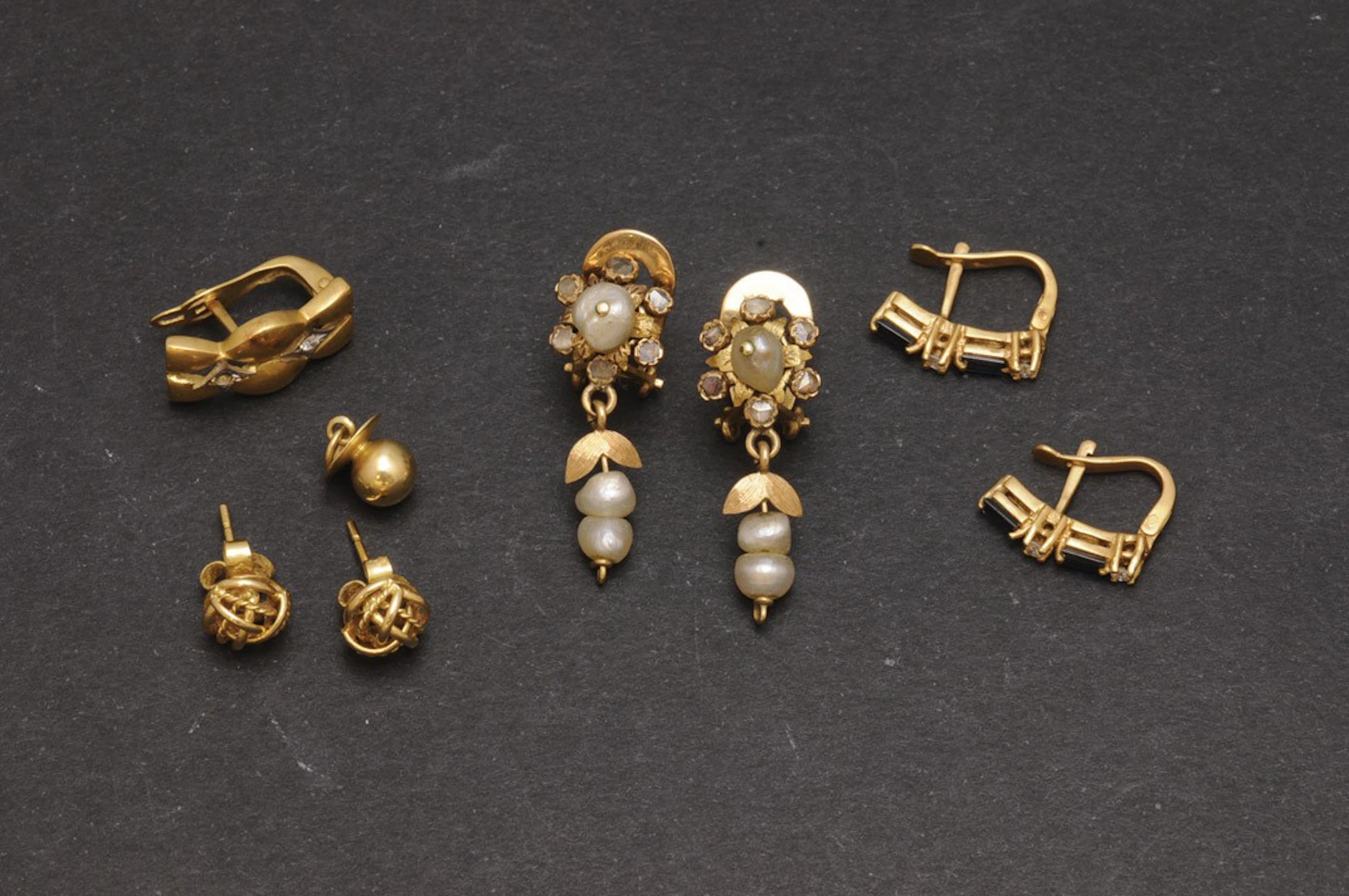 Lote de pendientes de oro