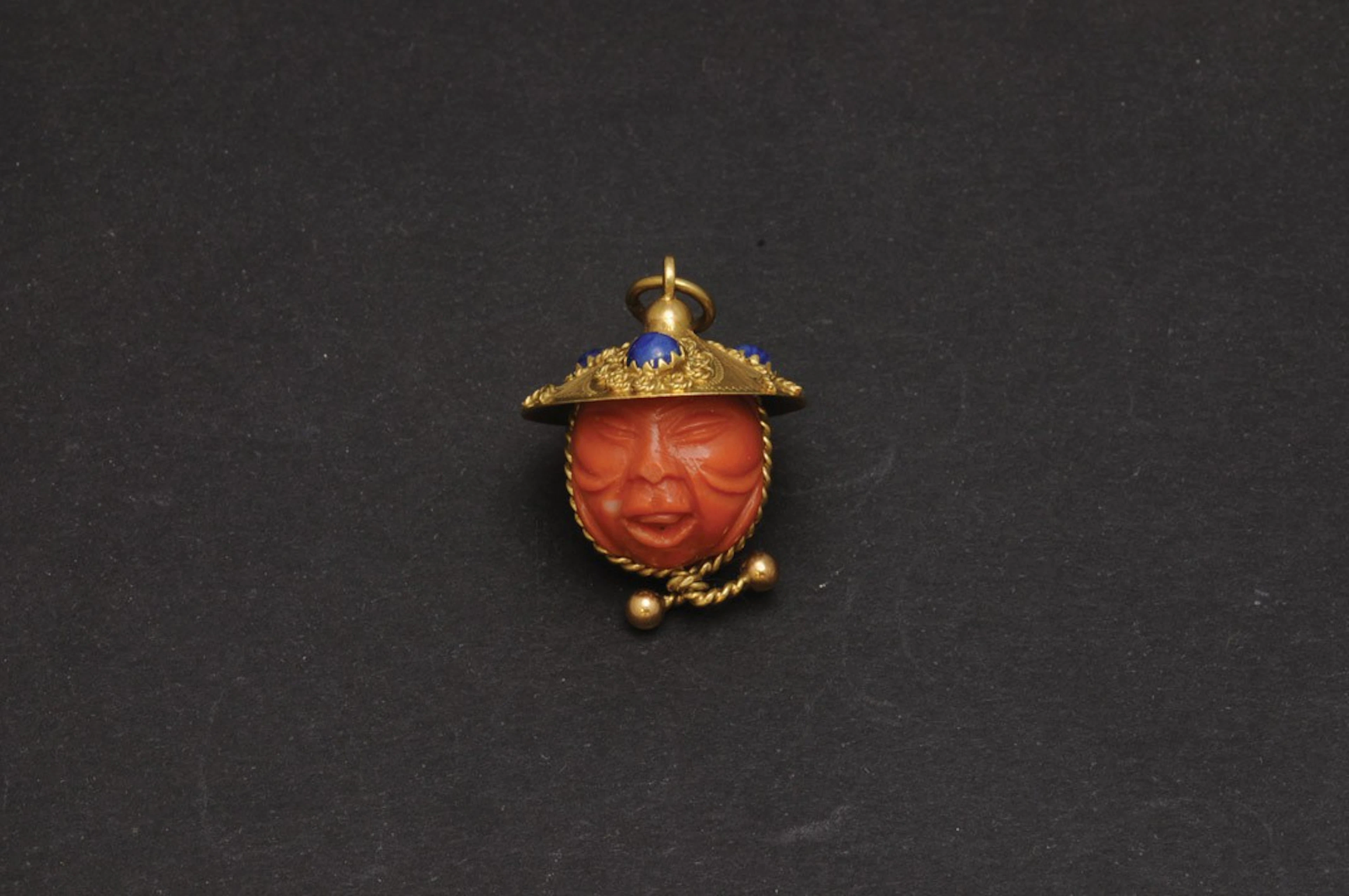 Colgante cabeza oriental coral y lapis