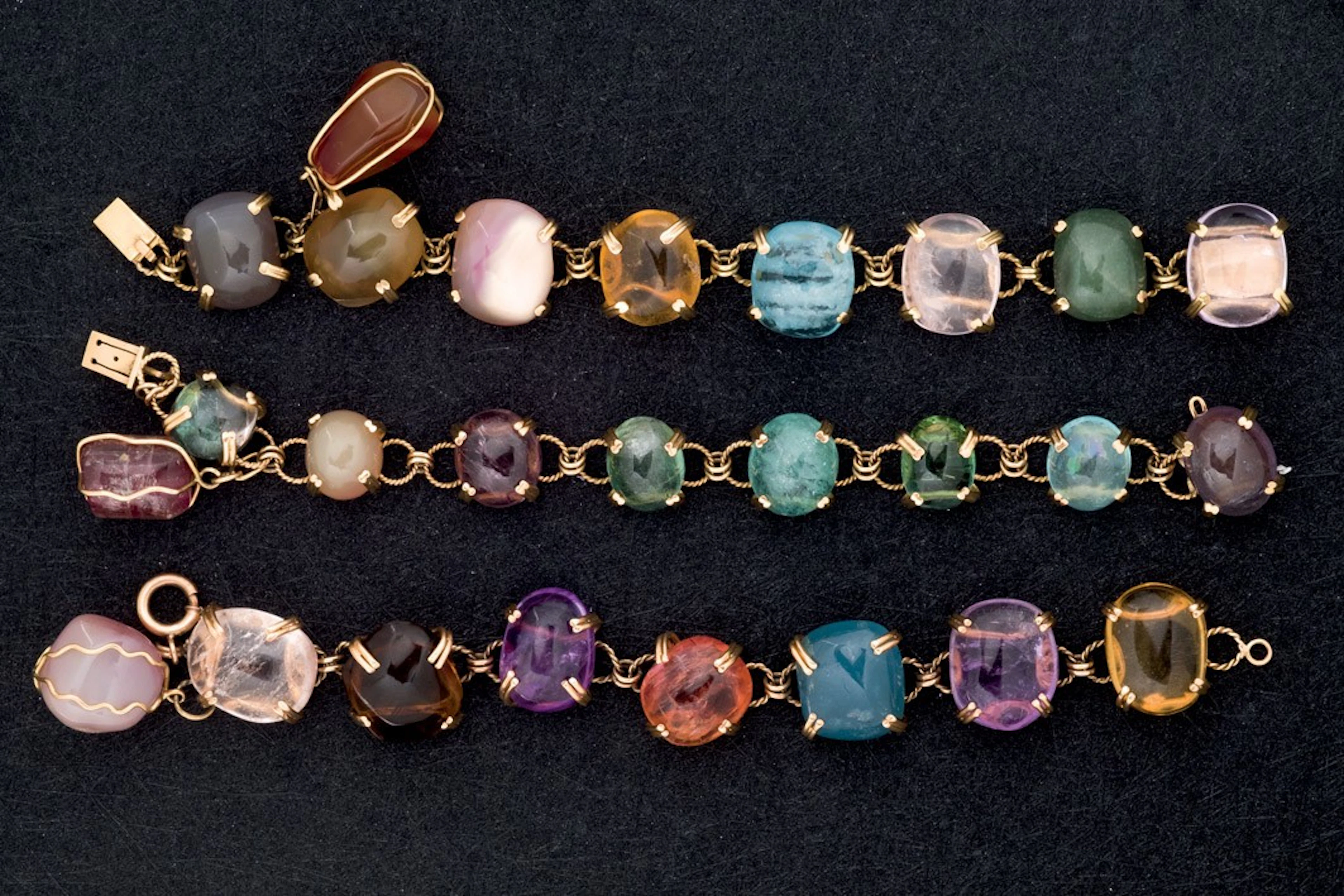 Tres pulseras de oro con piedras semipreciosas