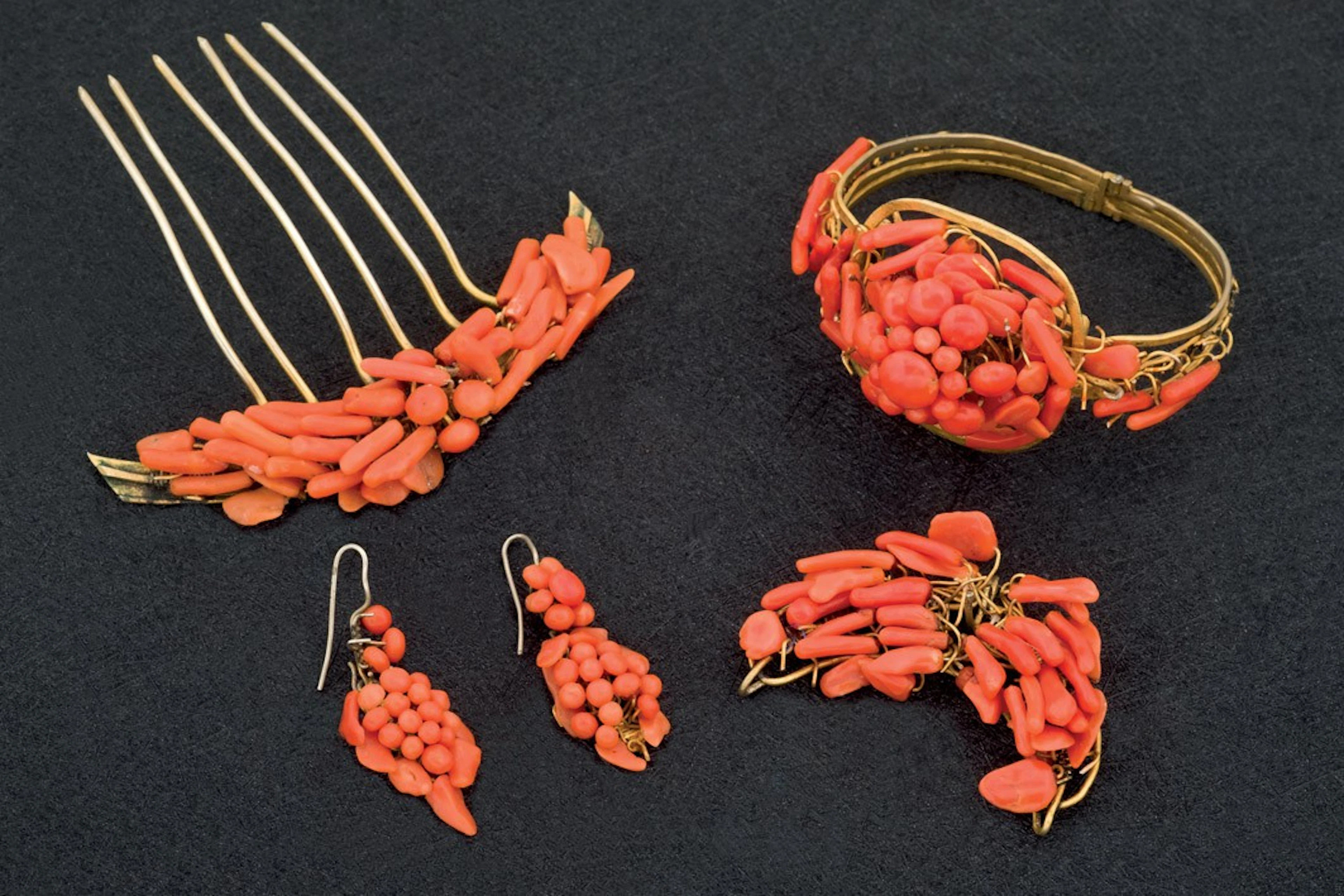 Lote de piezas S. XIX con coral
