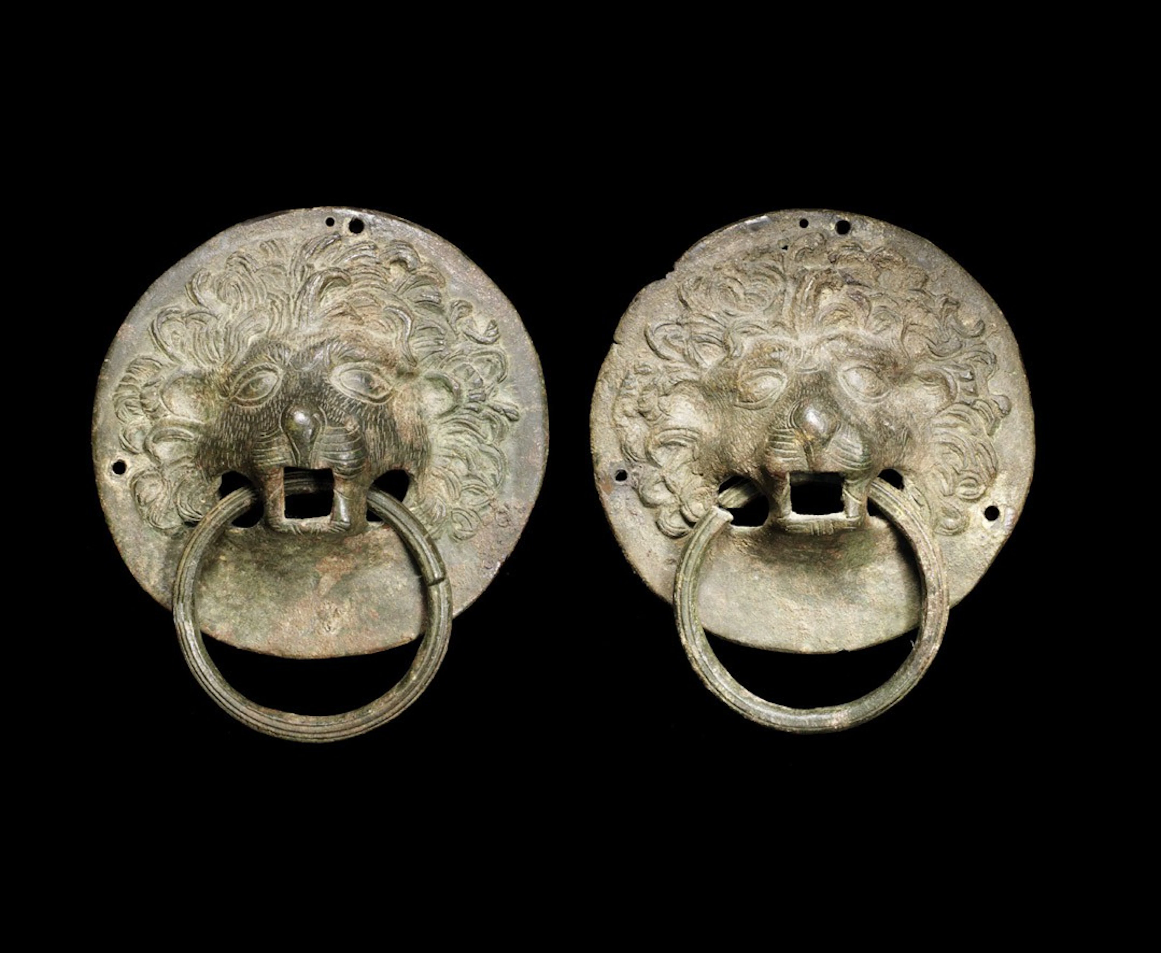 Mangos de cofre de león romanos de bronce ,