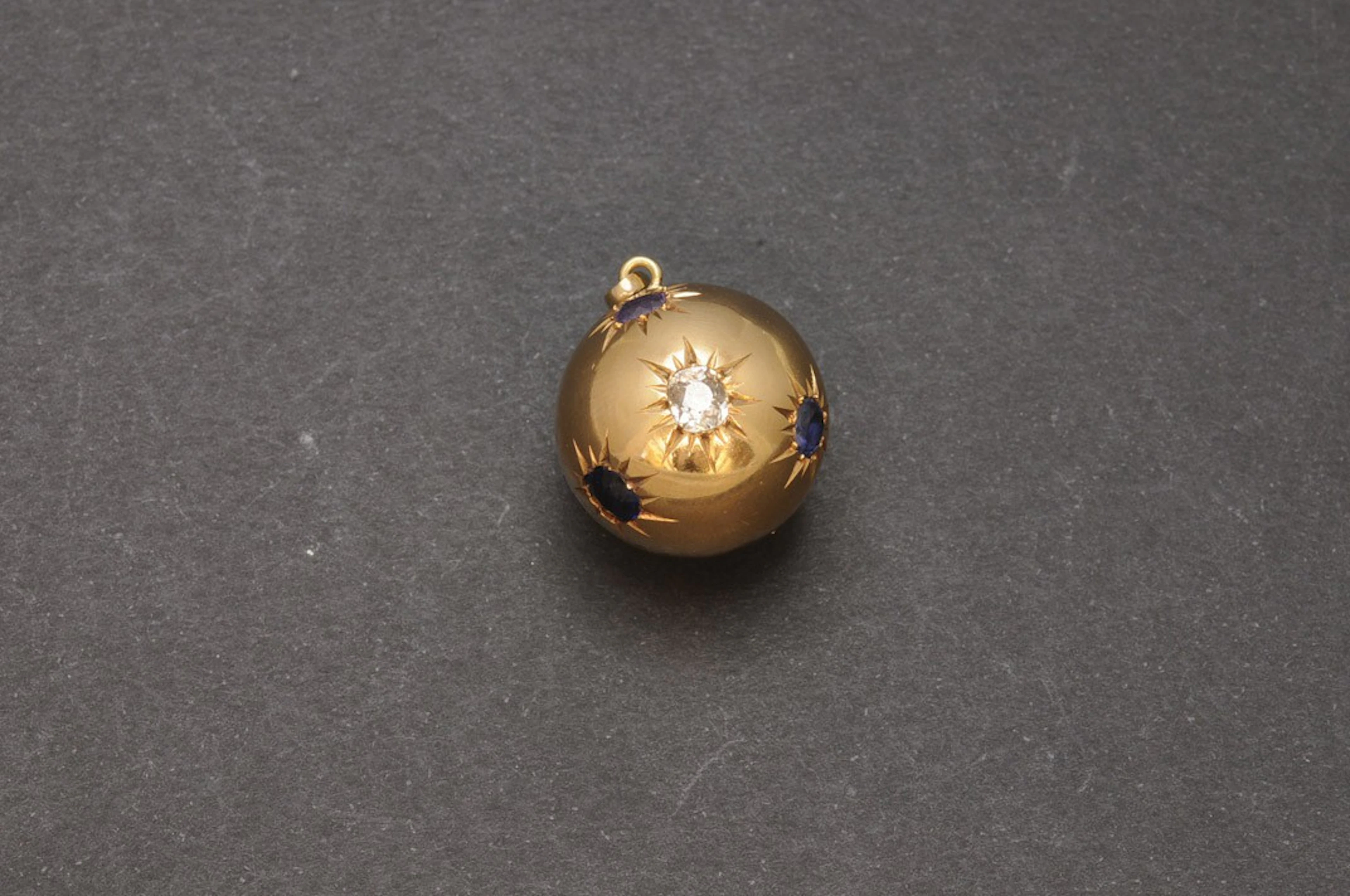 Colgante de oro con zafiros azules y diamantes