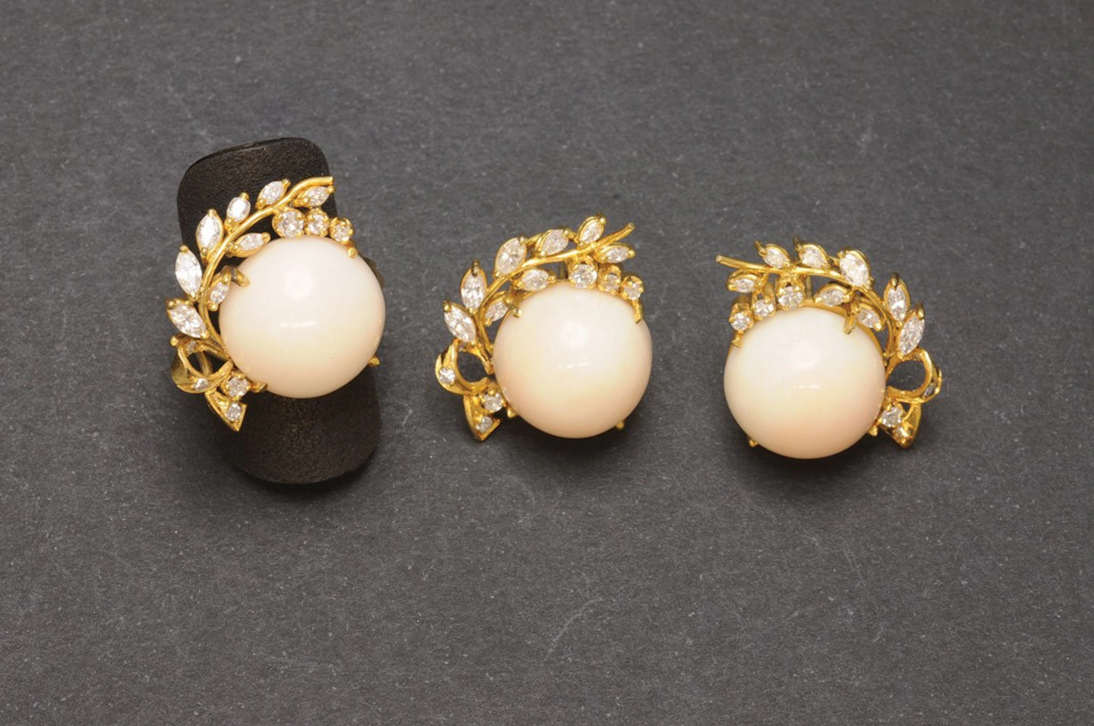 Sortija de oro con coral y diamantes