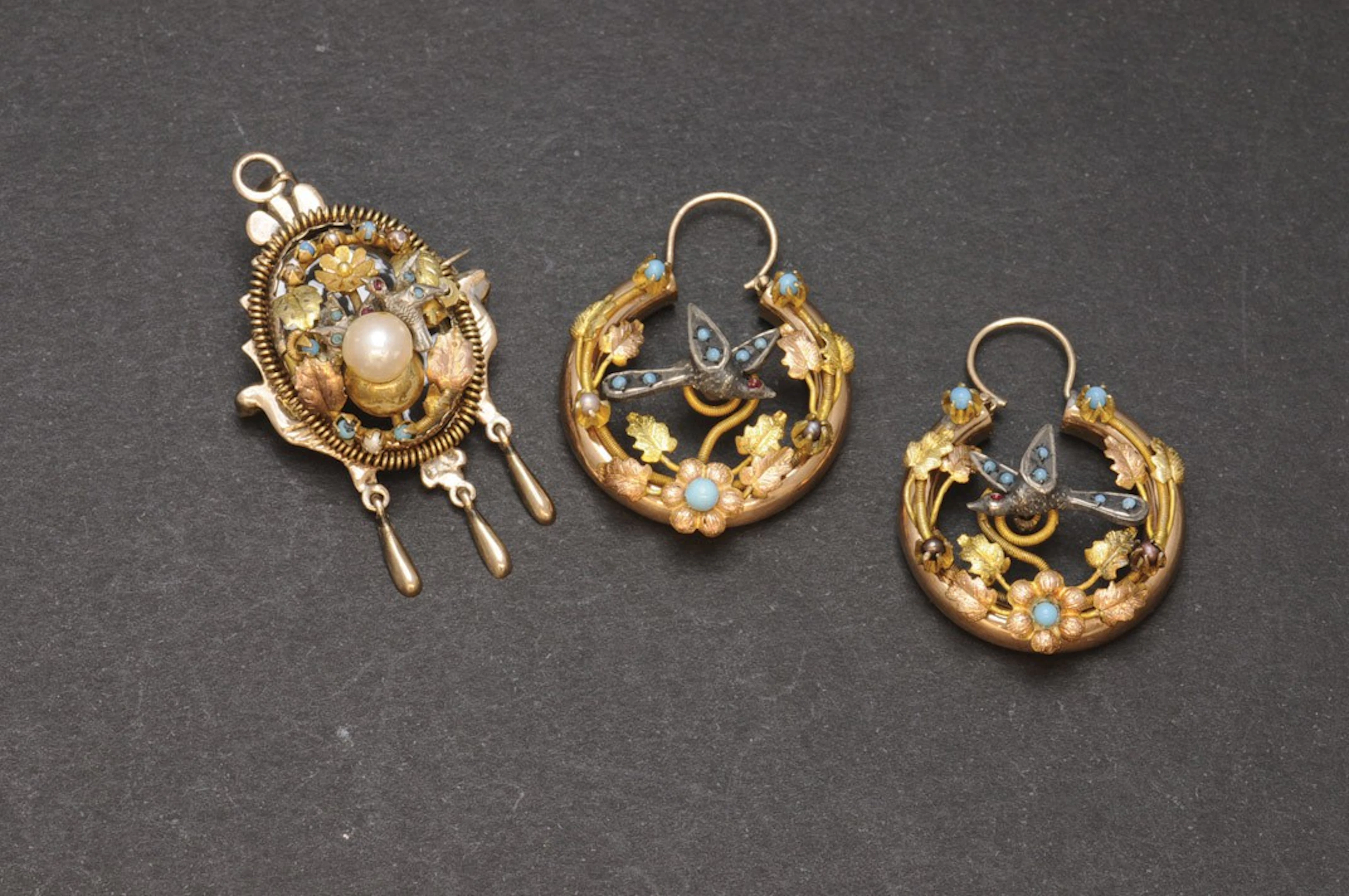 Broche y pendientes antiguos de oro