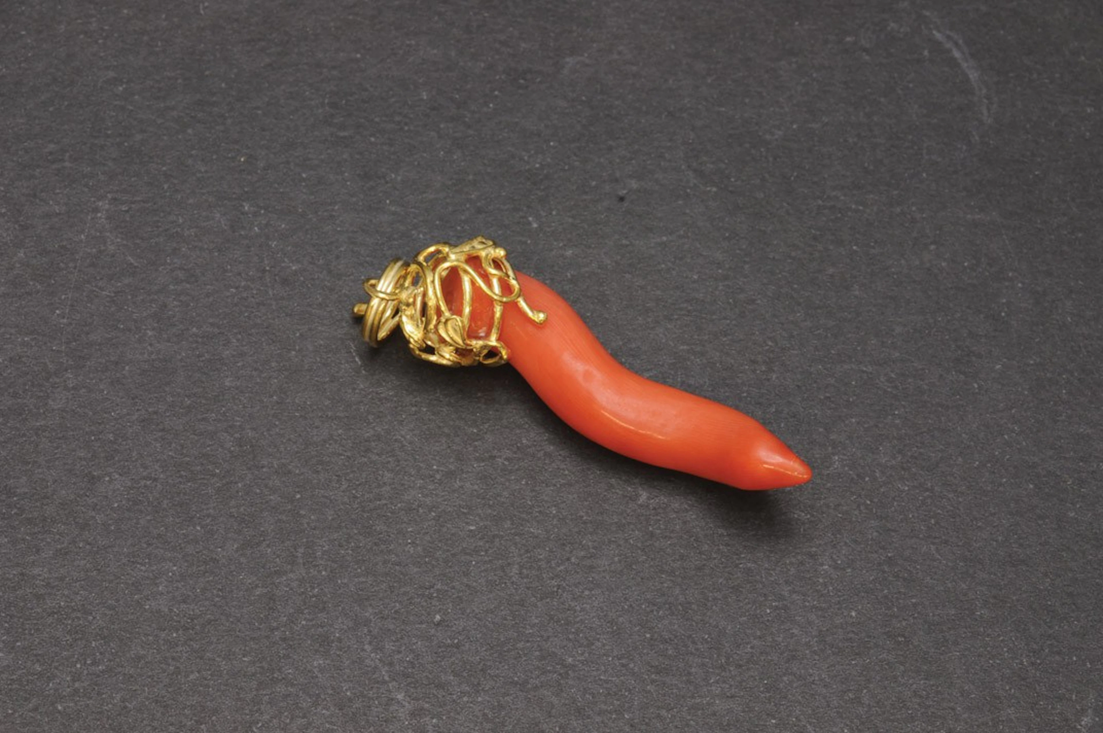 Colgante de coral montado en oro amarillo 18 K