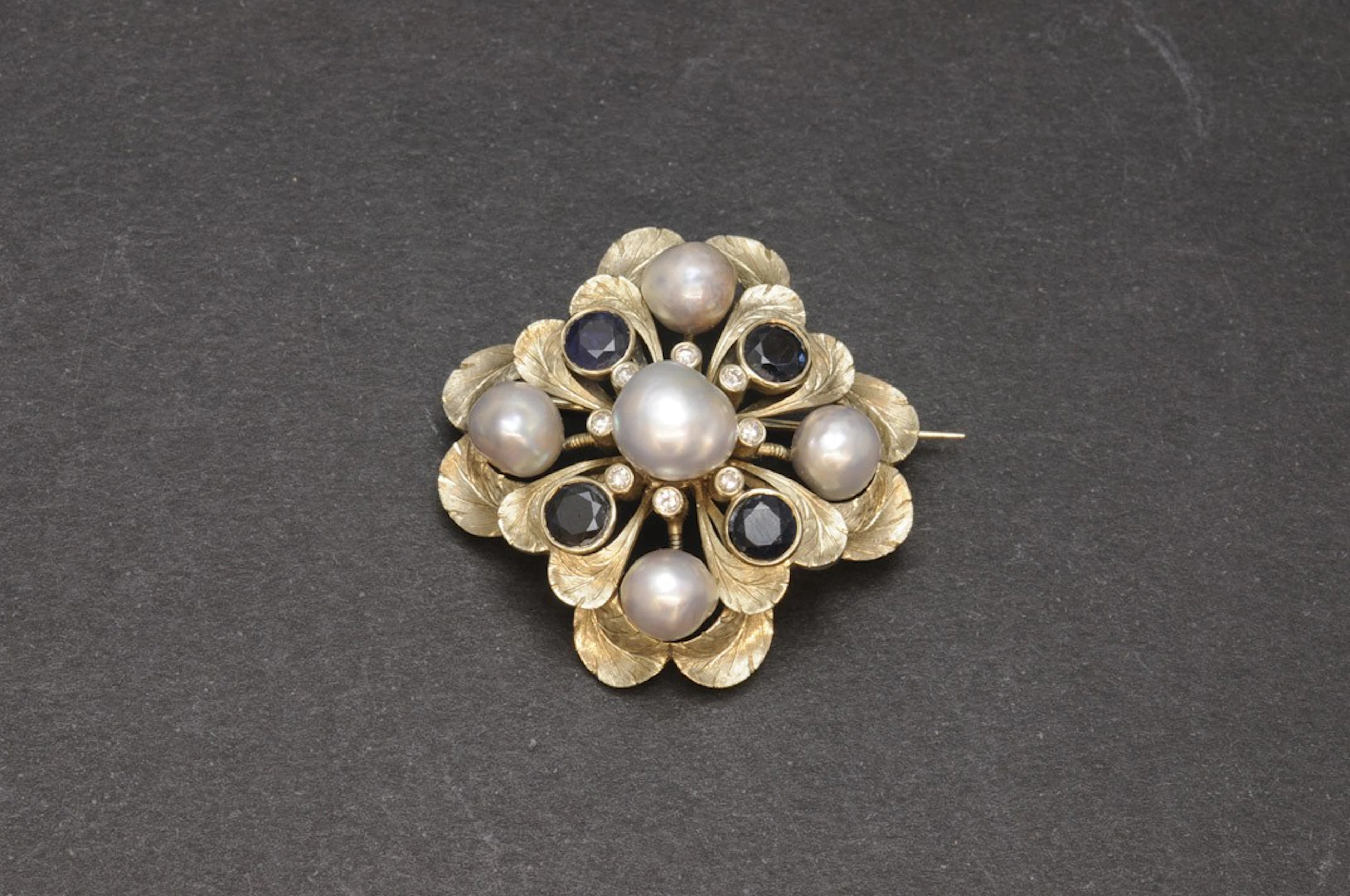 Colgante de oro, zafiros, perlas y diamantes