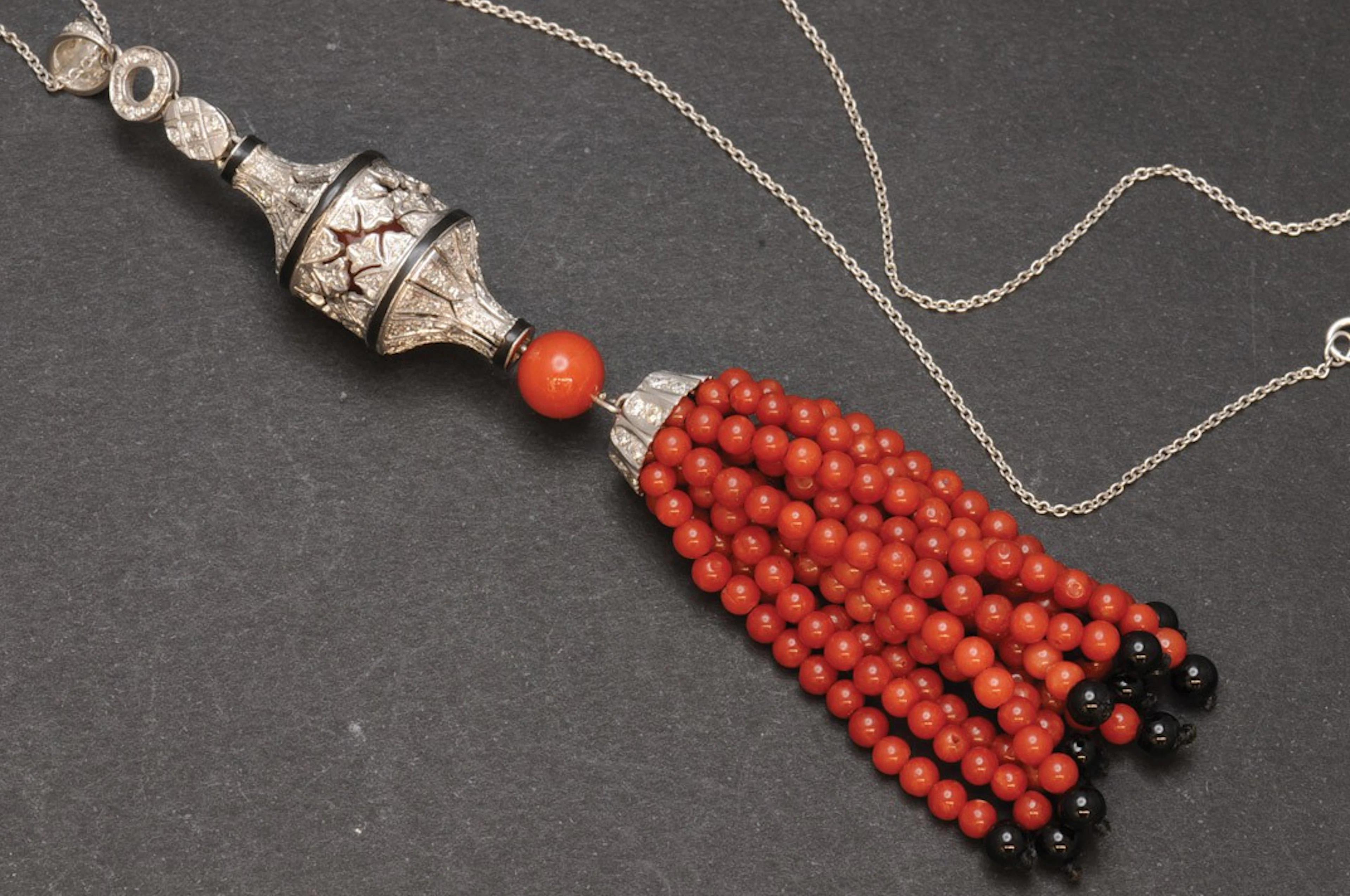 Colgante de coral, onix y diamantes
