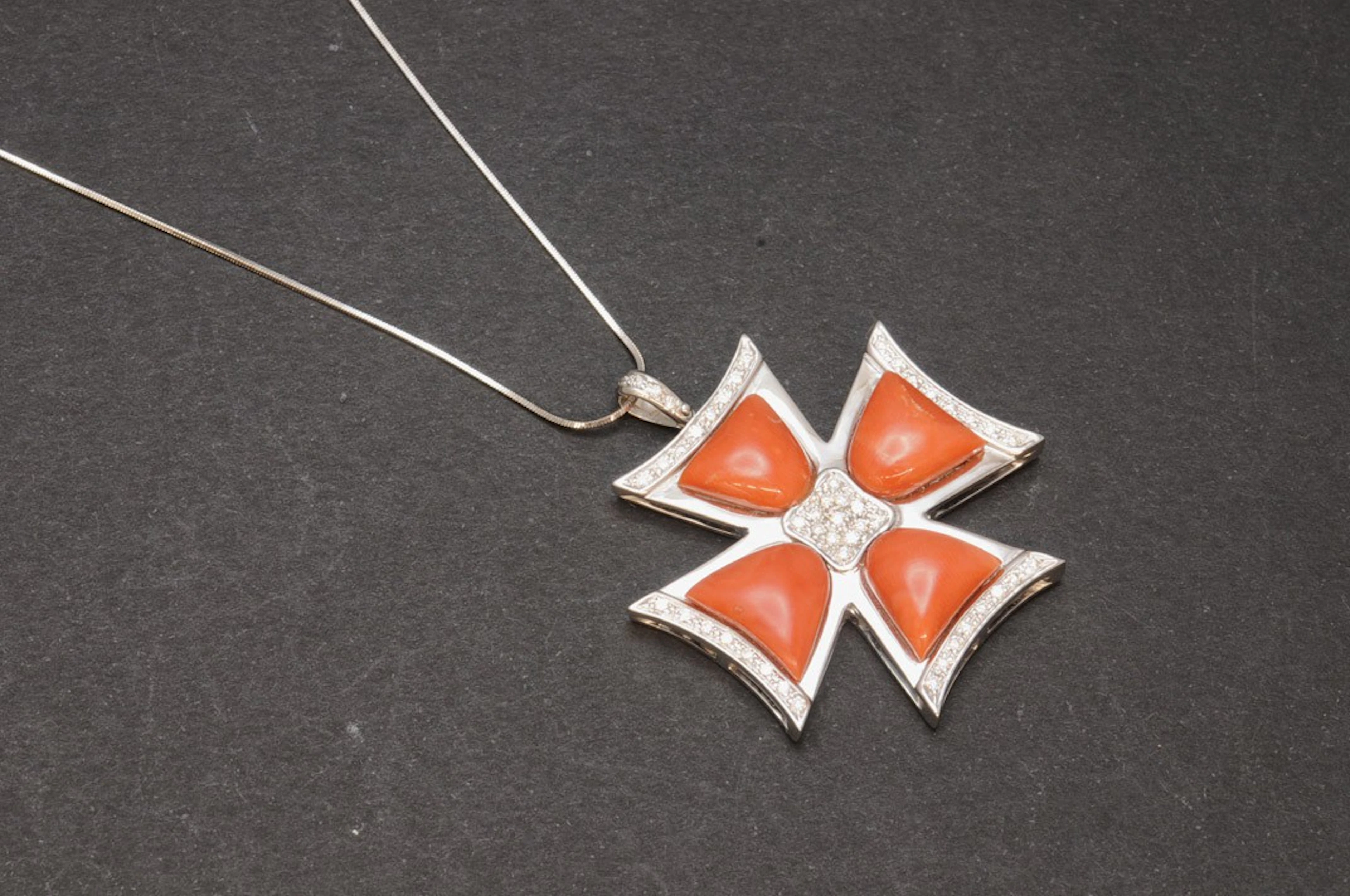Colgante cruz de oro blanco con coral y diamantes