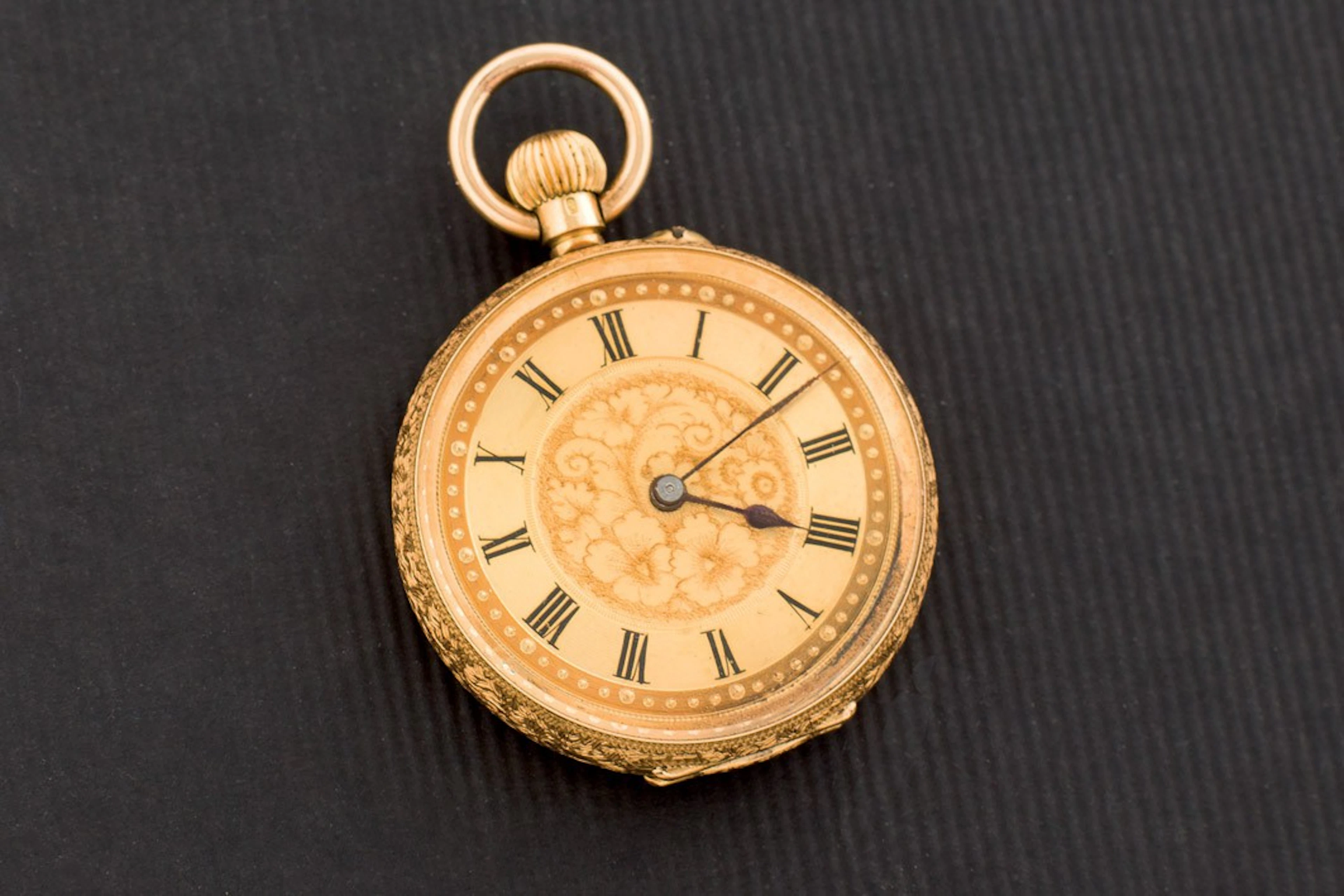 Reloj de colgar en oro