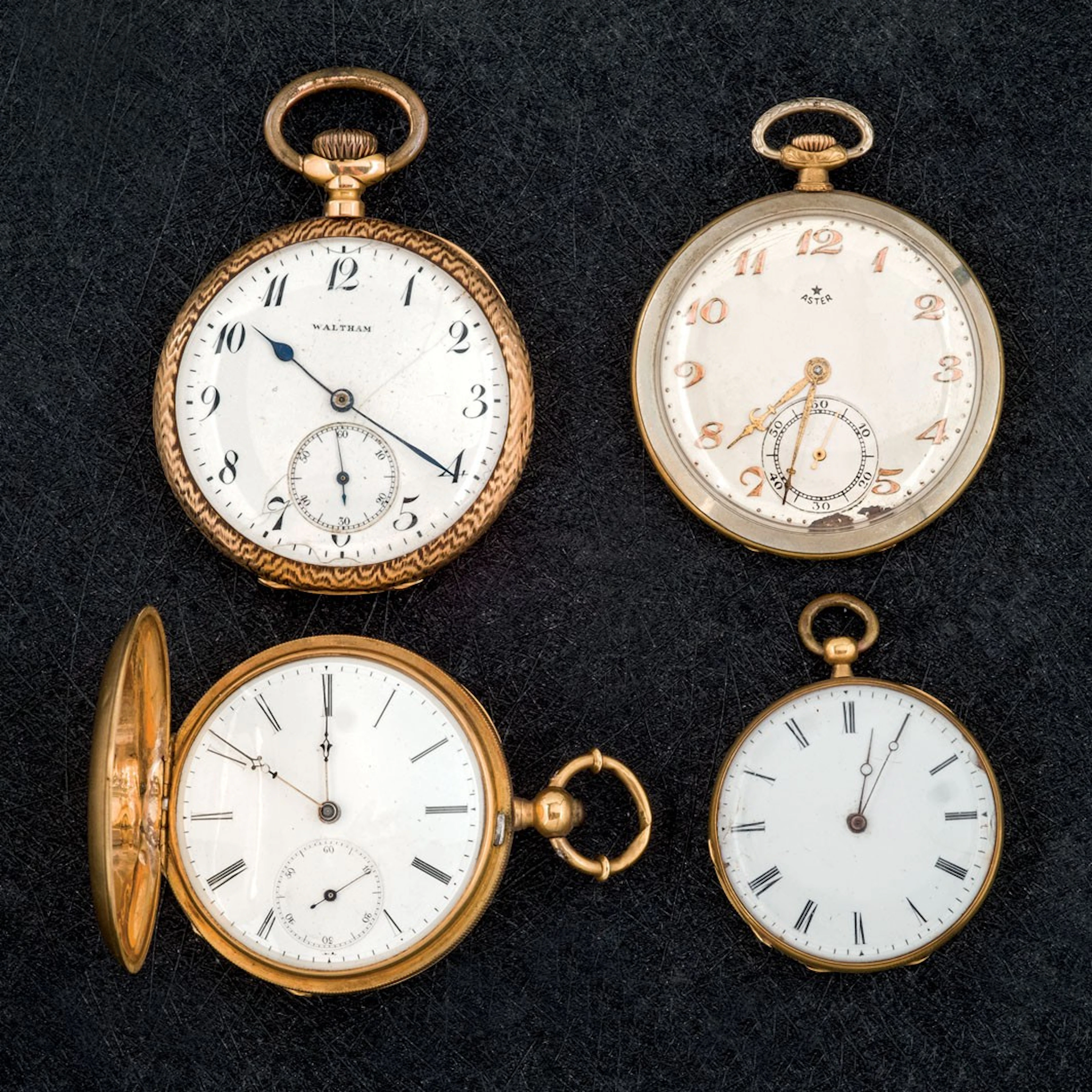 Cuatro relojes de bolsillo de oro