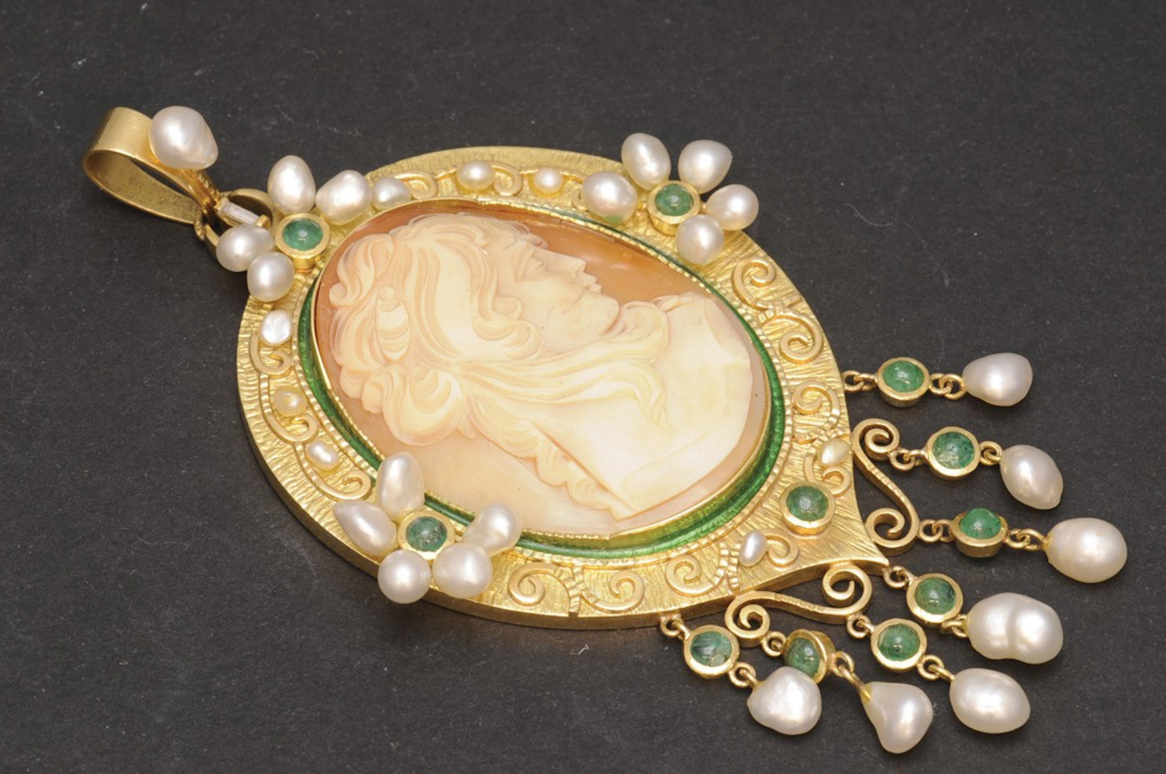 Colgante camafeo, esmeraldas, perlas y diamante
