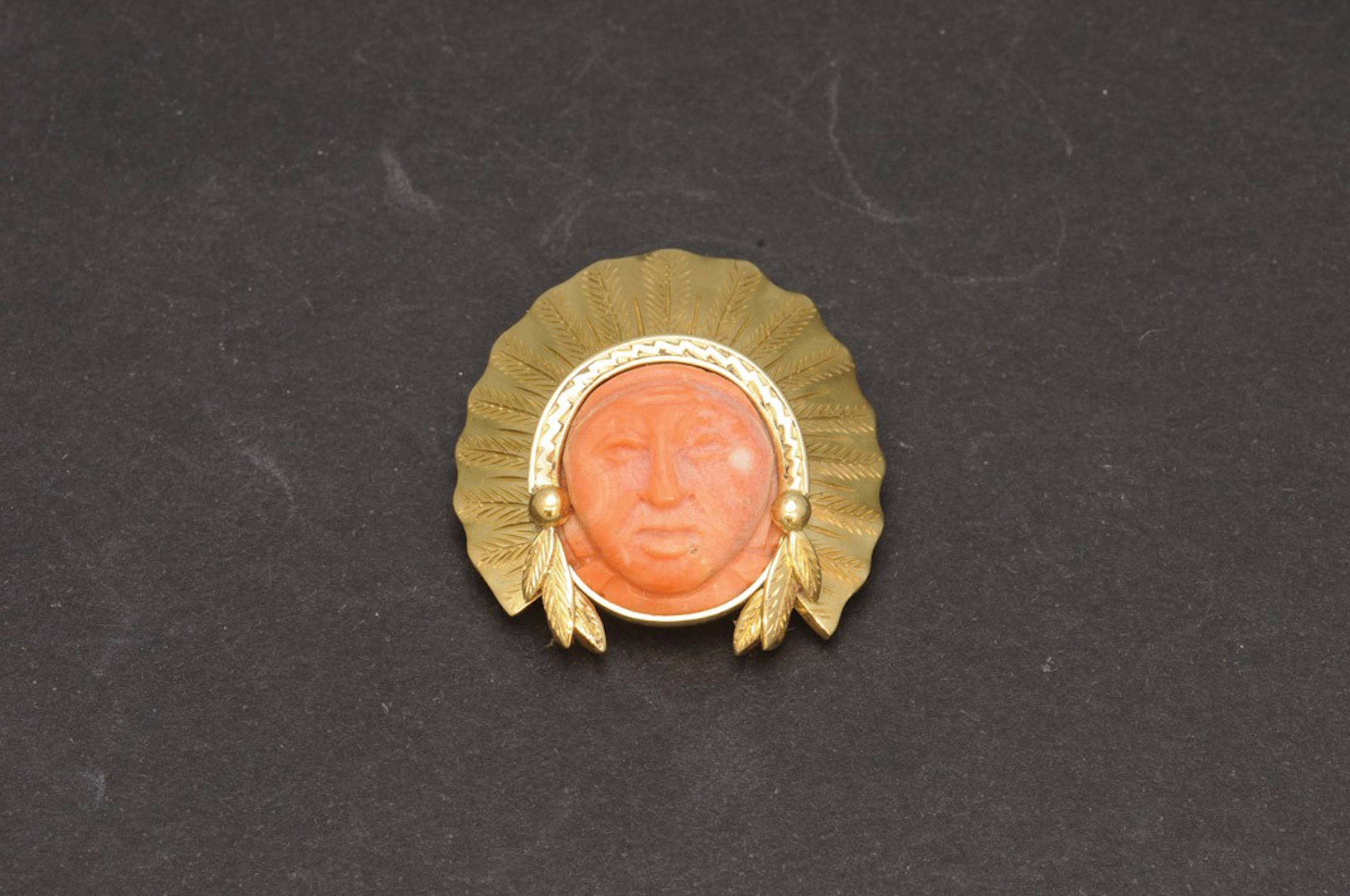Broche de oro cabeza indio realizada en coral