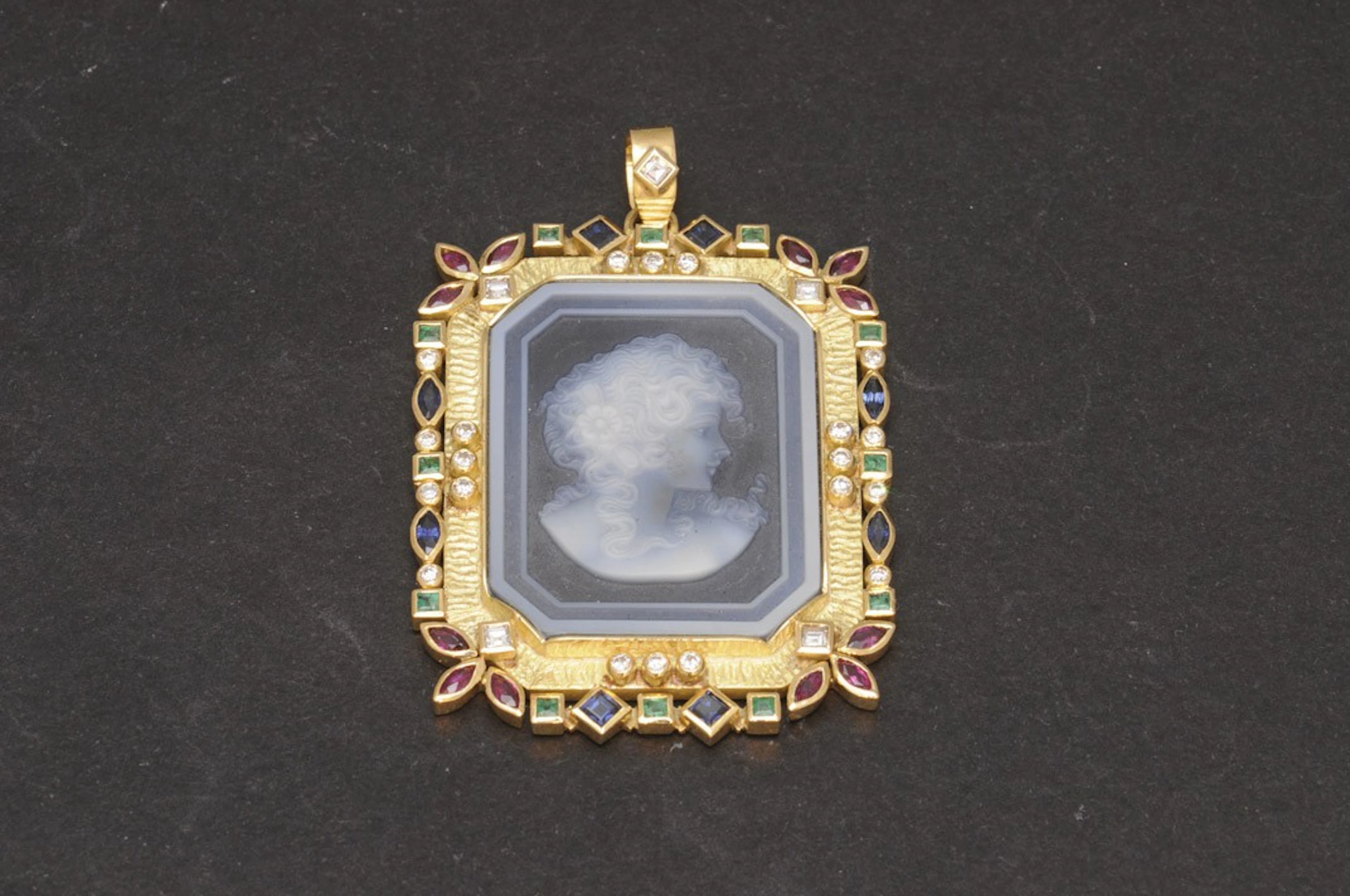 Colgante de oro con camafeo y piedras preciosas