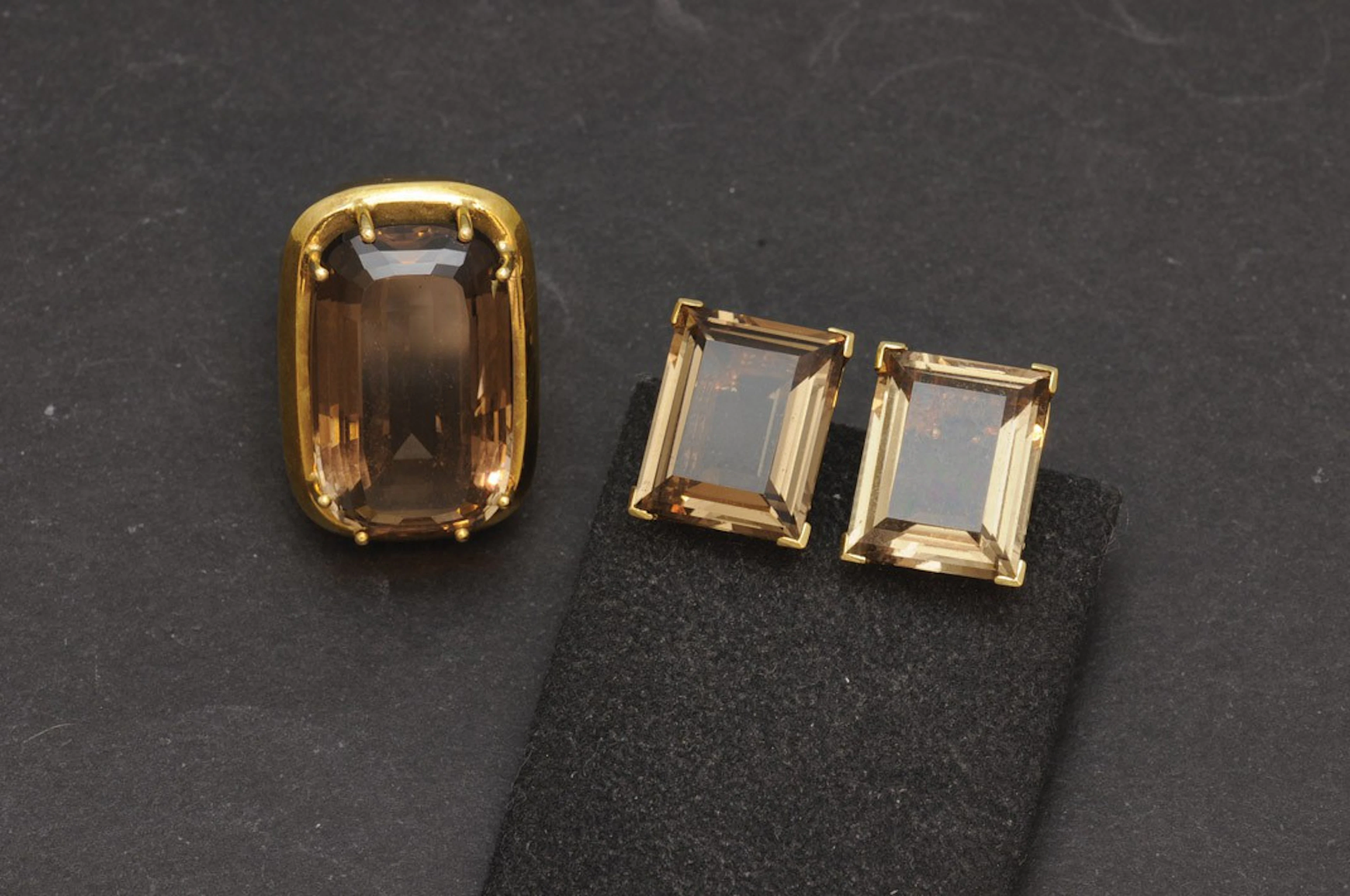 Sortija y pendientes de oro con cuarzos ahumados