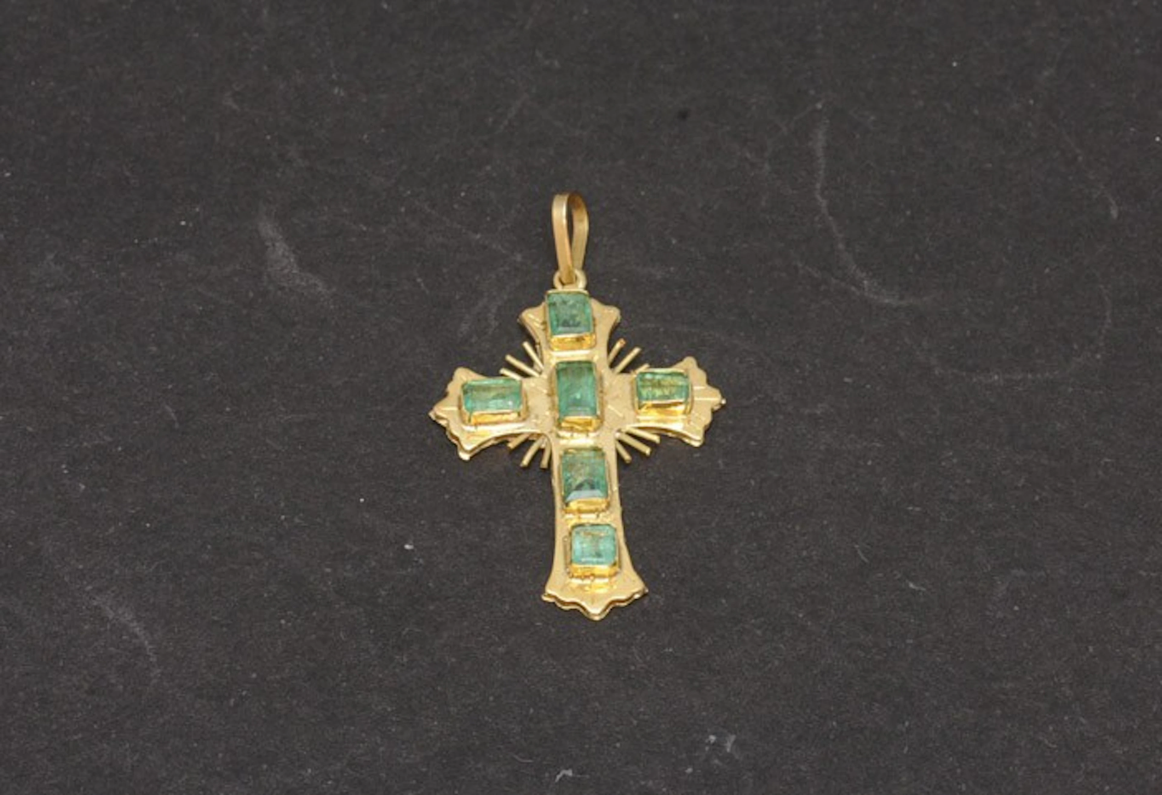Colgante cruz oro y esmeraldas