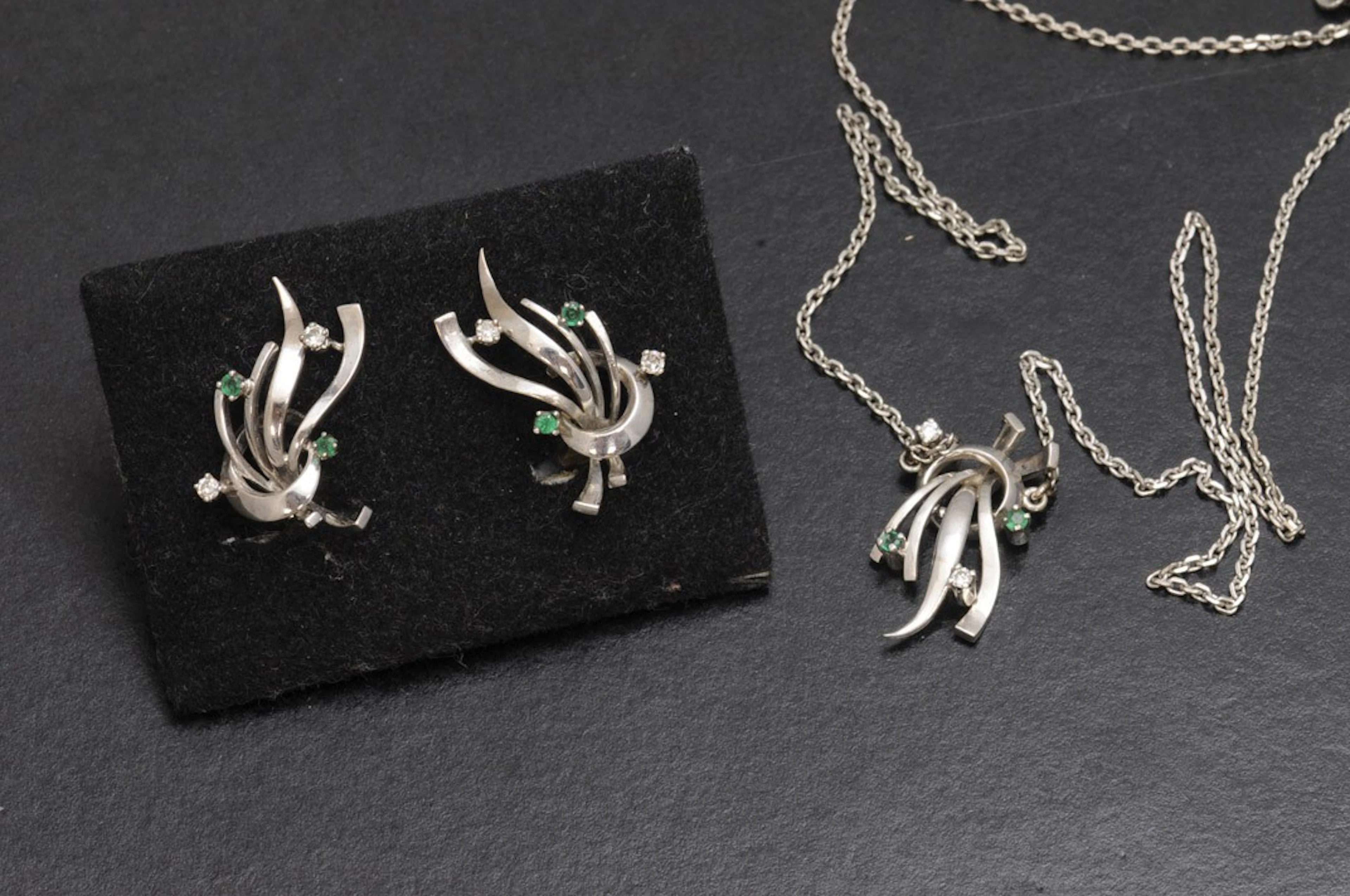 Pendientes y colgante de esmeraldas y diamantes