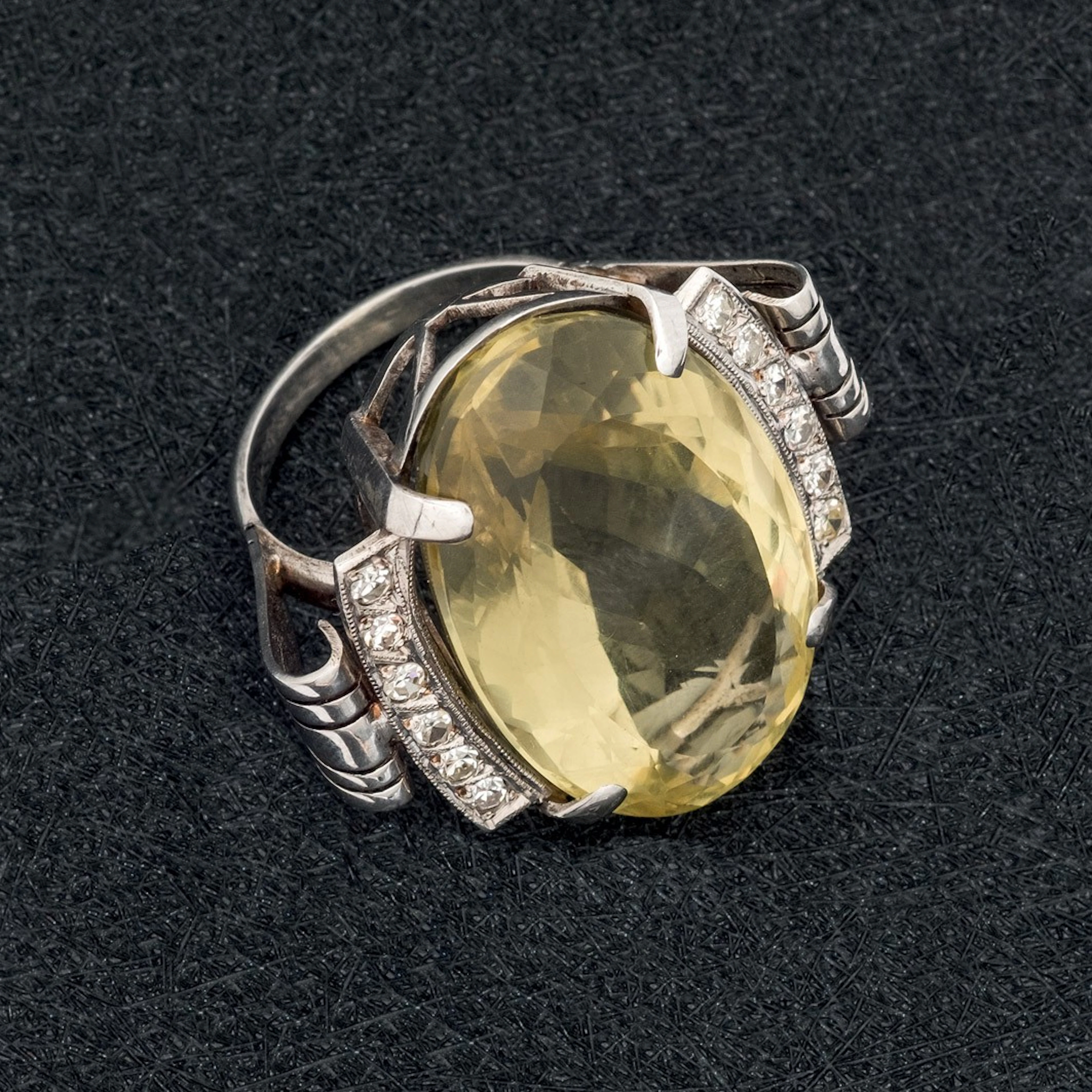 Sortija de oro con cuarzo limón y diamantes