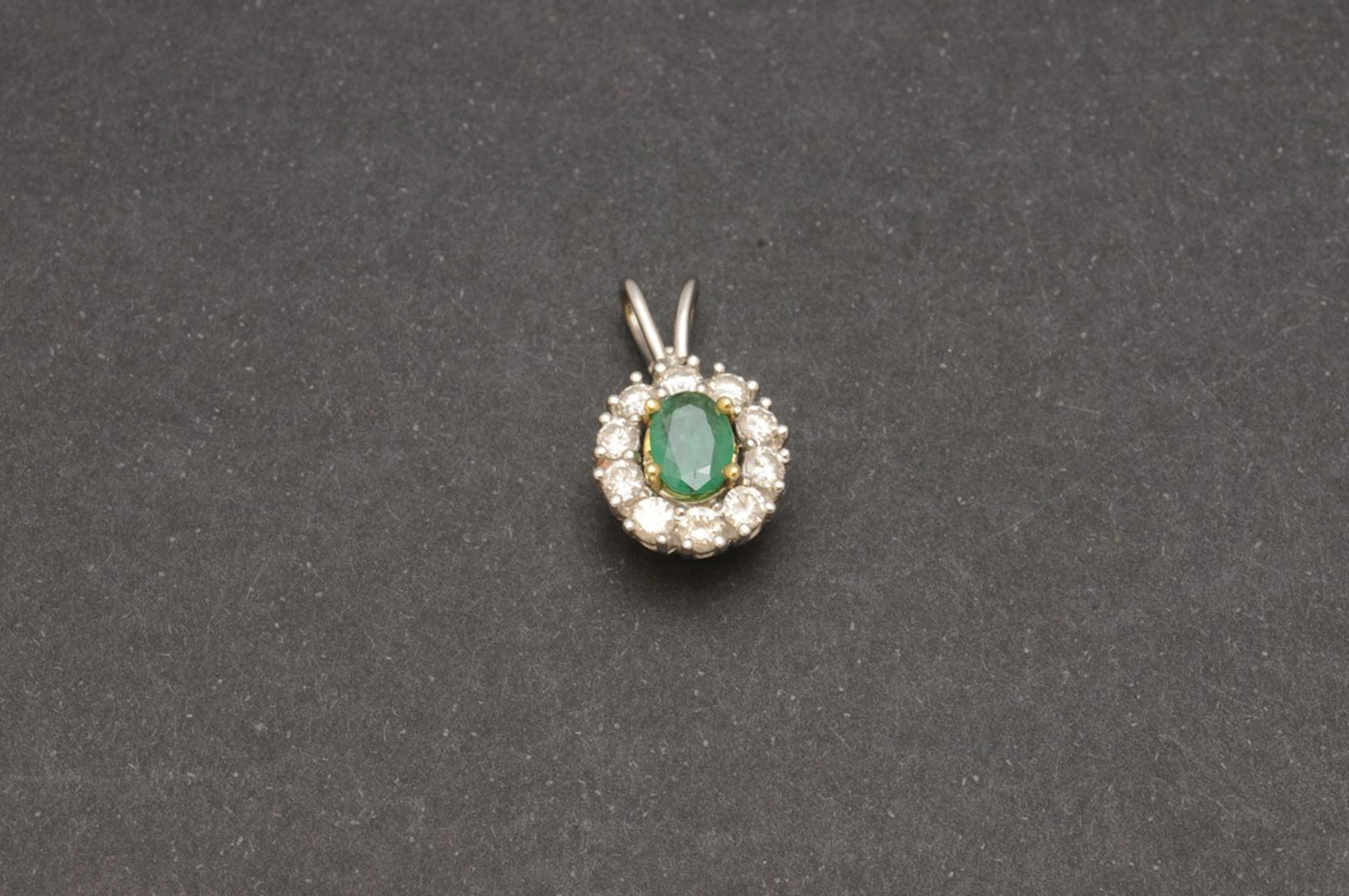 Colgante de oro con esmeralda y diamantes