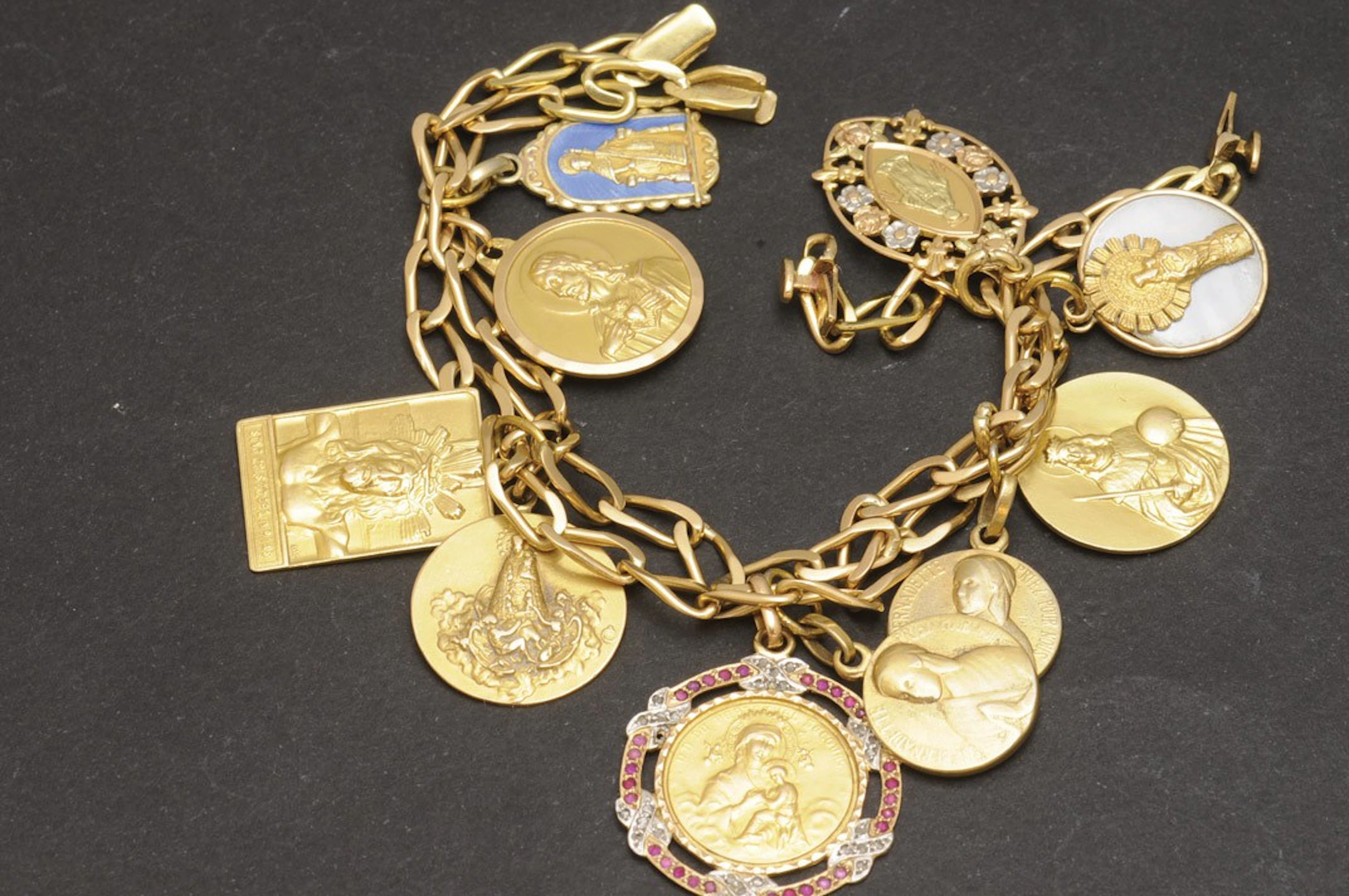 Pulsera de oro con colgantes