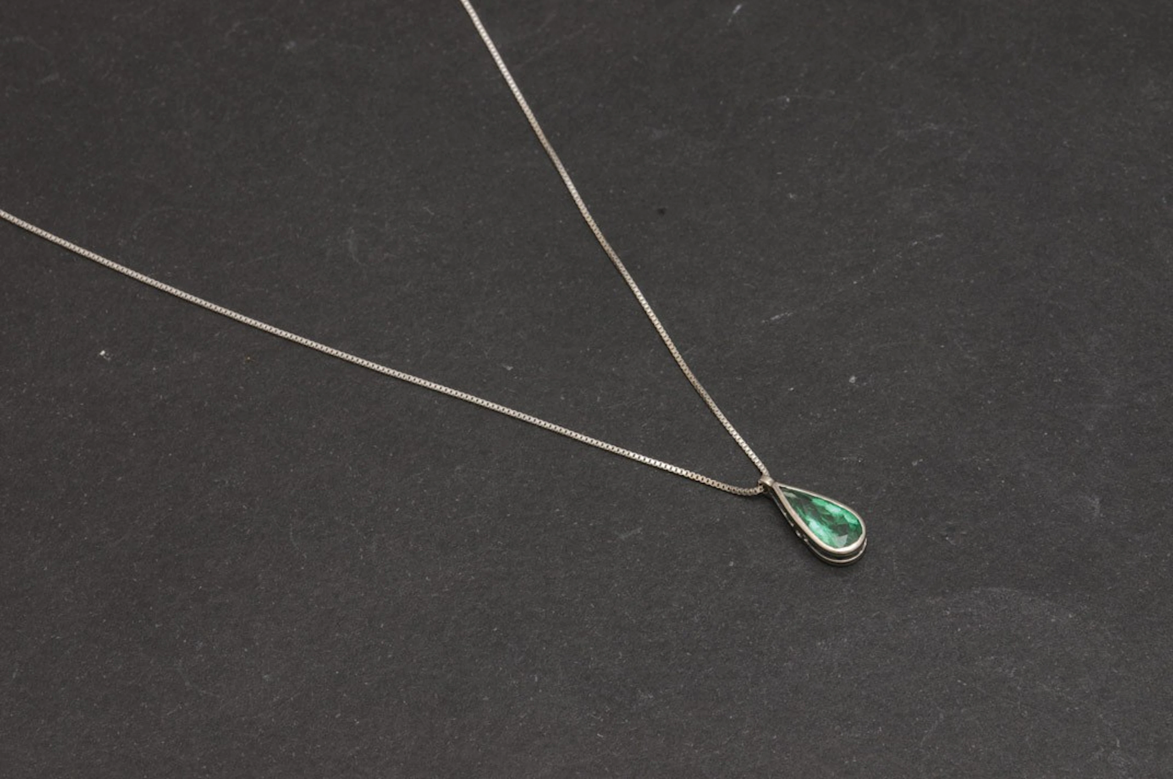 Colgante de oro blanco con esmeralda 1,32 cts