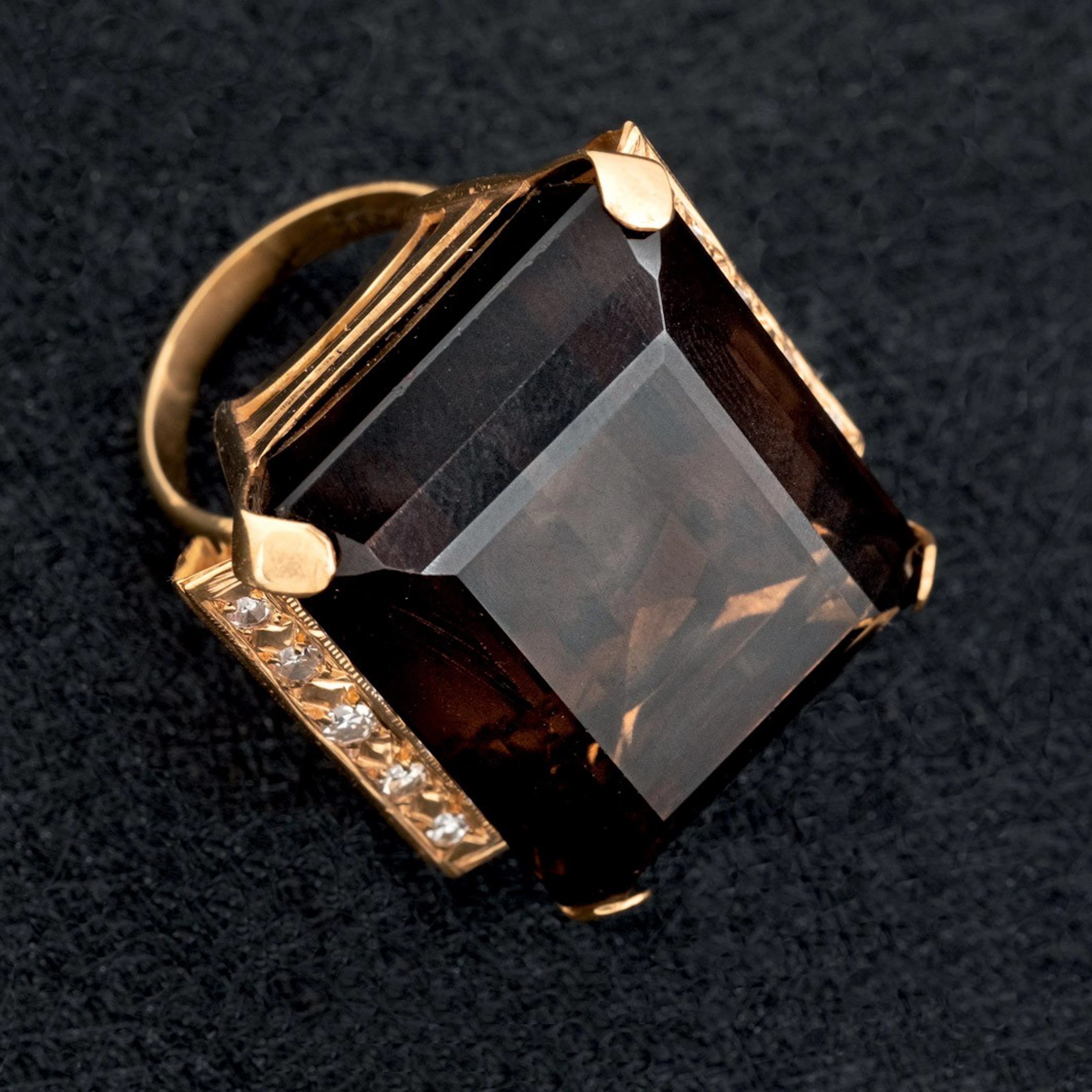 Sortija de oro con cuarzo ahumado y diamantes