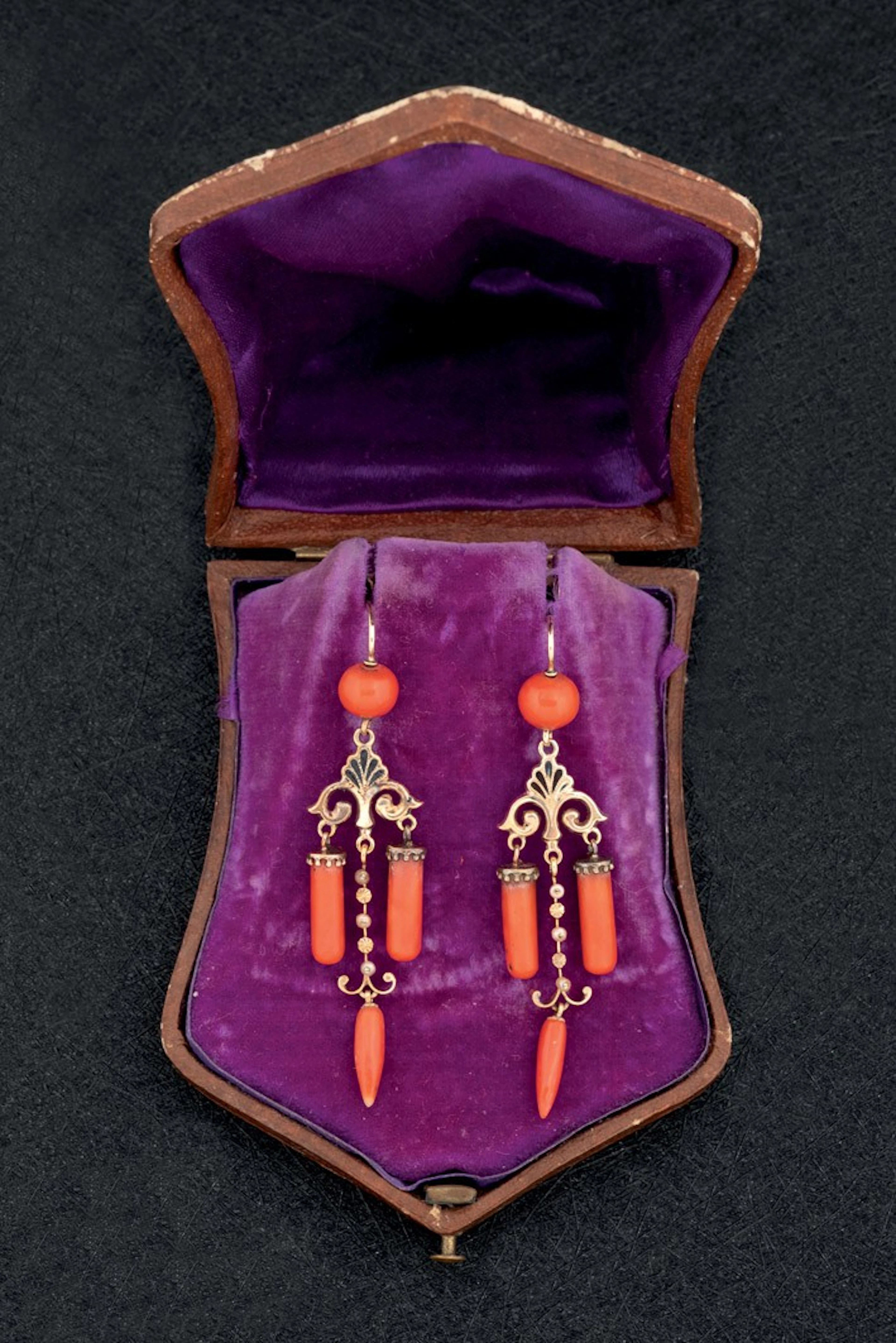 Pendientes antiguos de coral y esmalte
