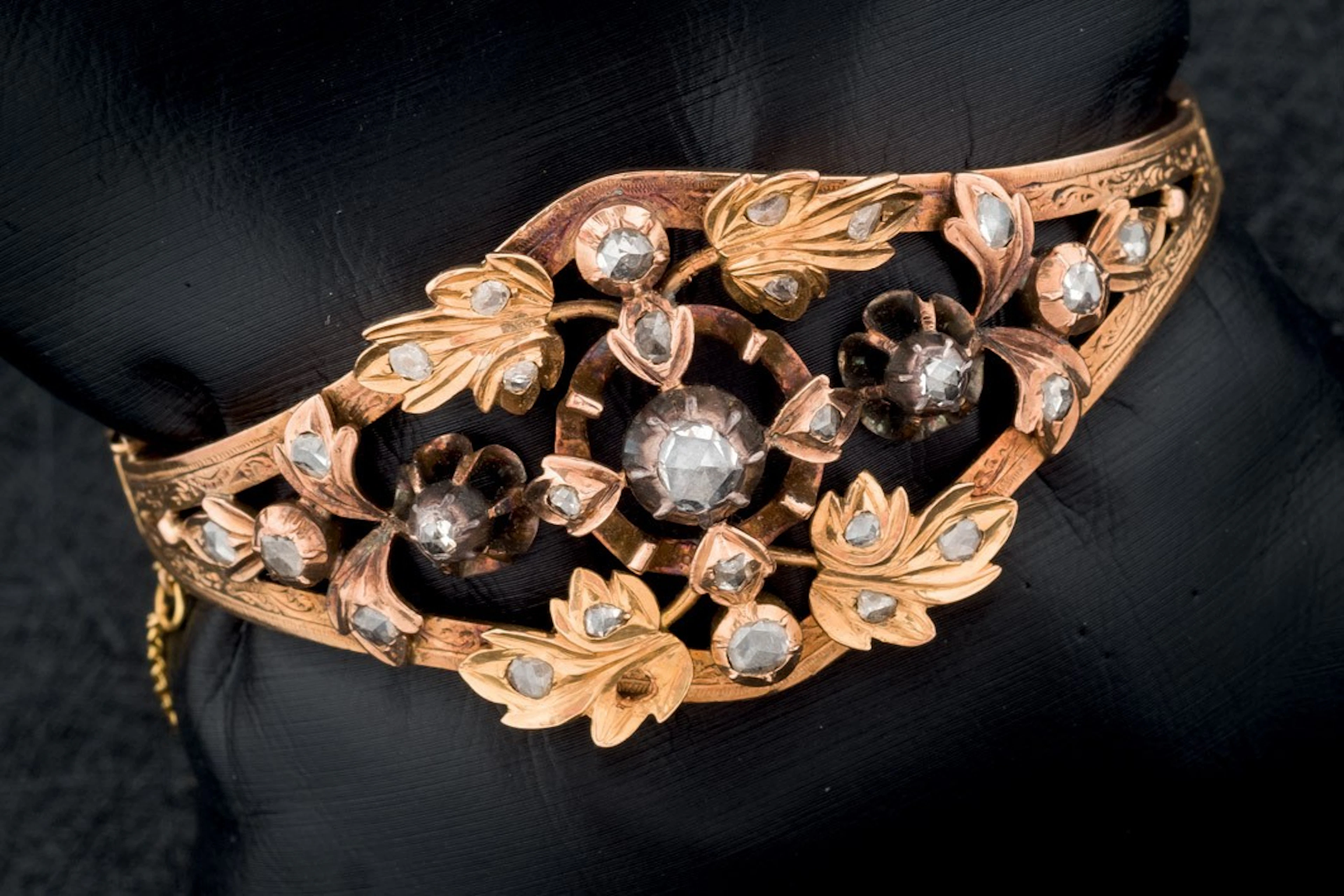 Pulsera antigua de oro con diamantes