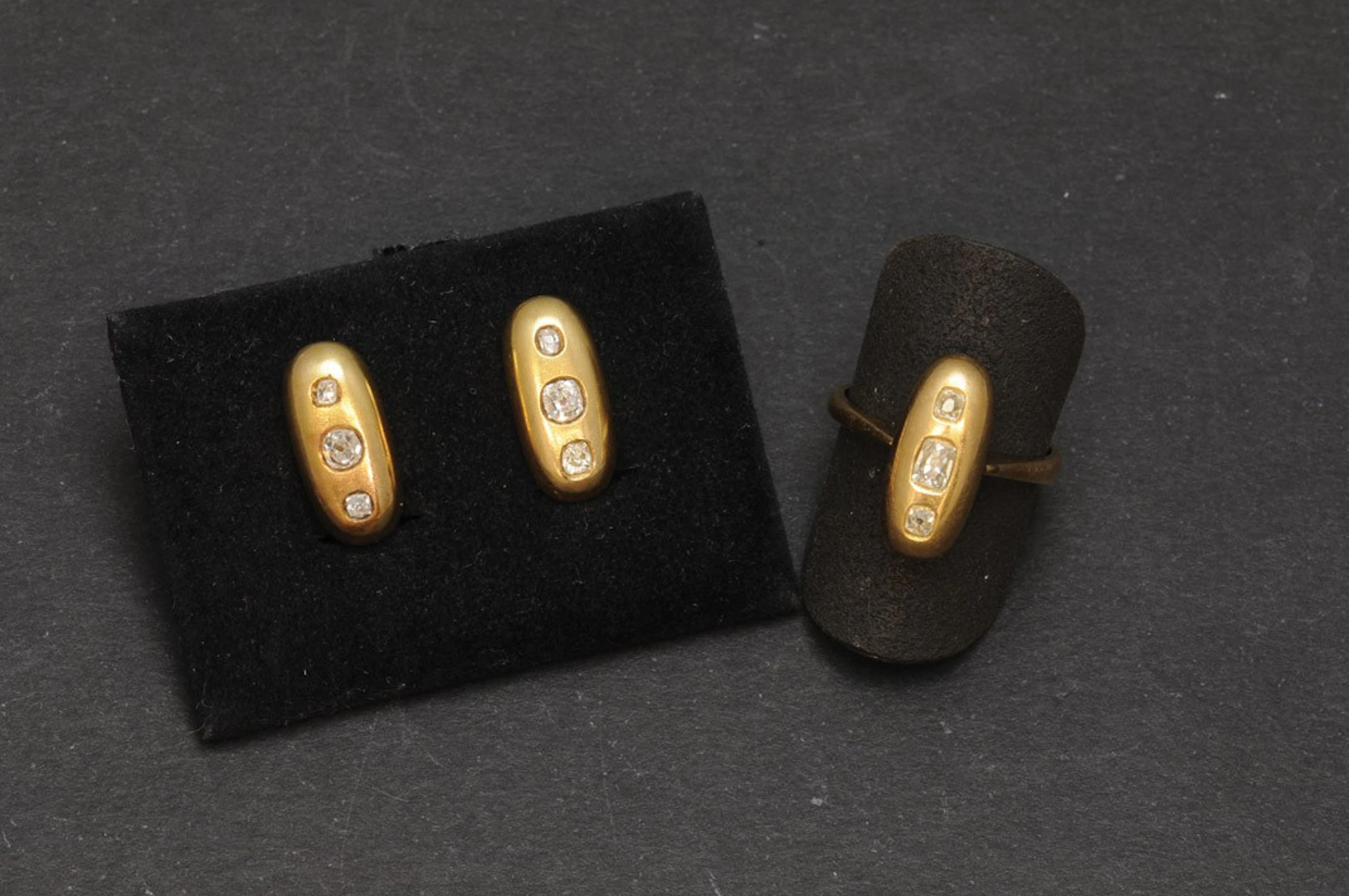 Sortija y pendientes de oro con diamantes