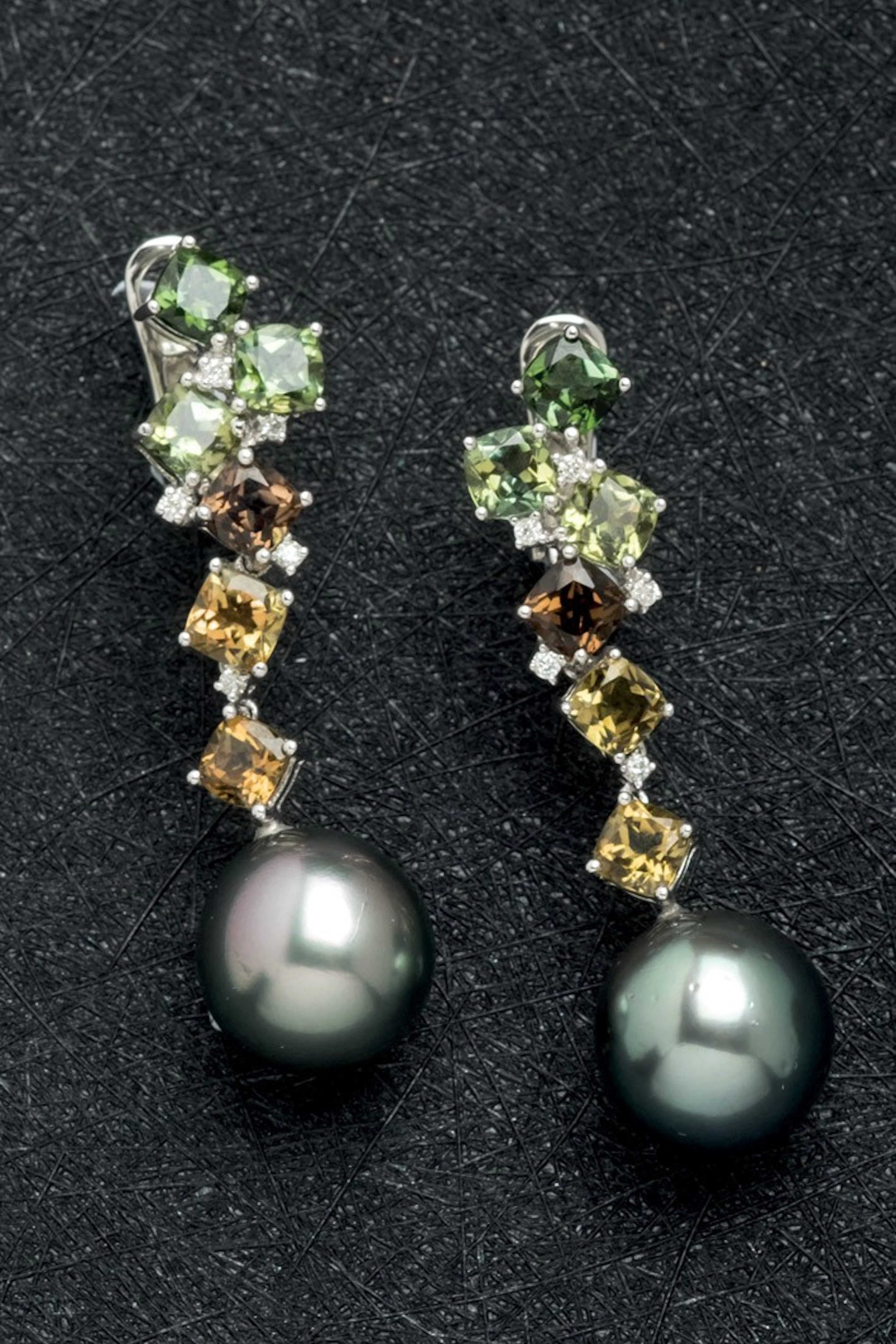 Pendientes de oro con perlas, cuarzos y diamantes