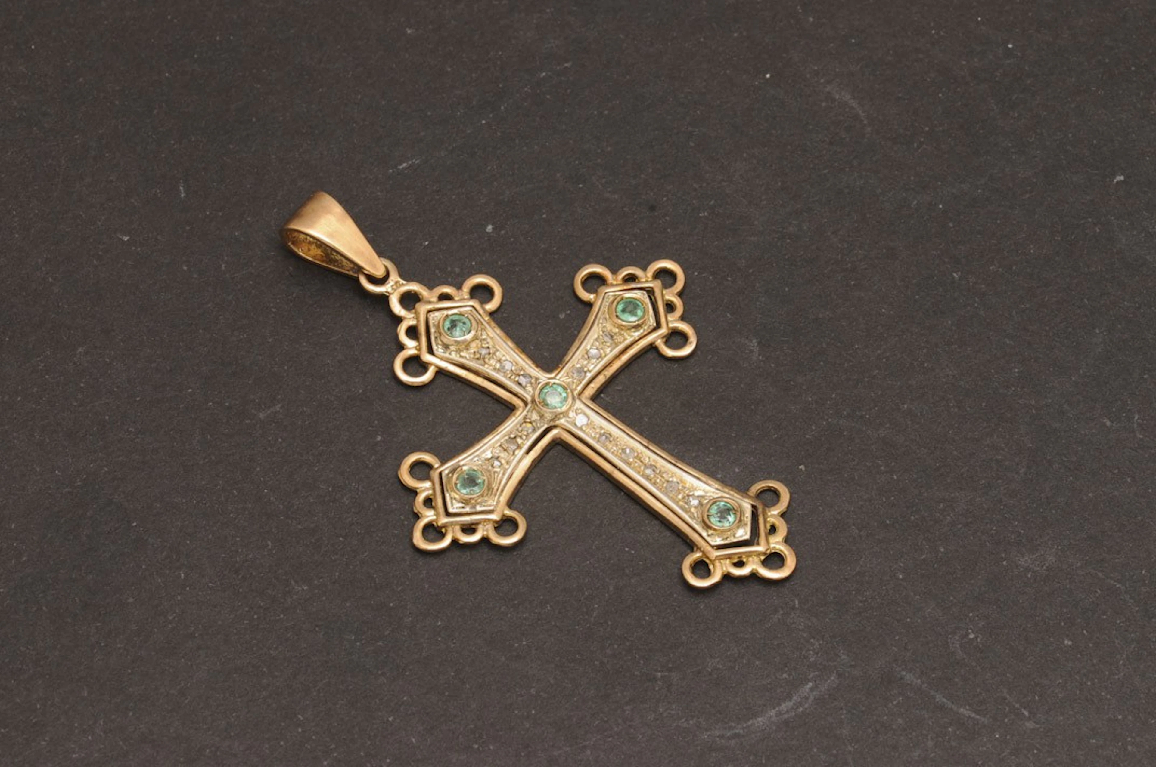 Colgante de oro con esmeraldas y diamantes