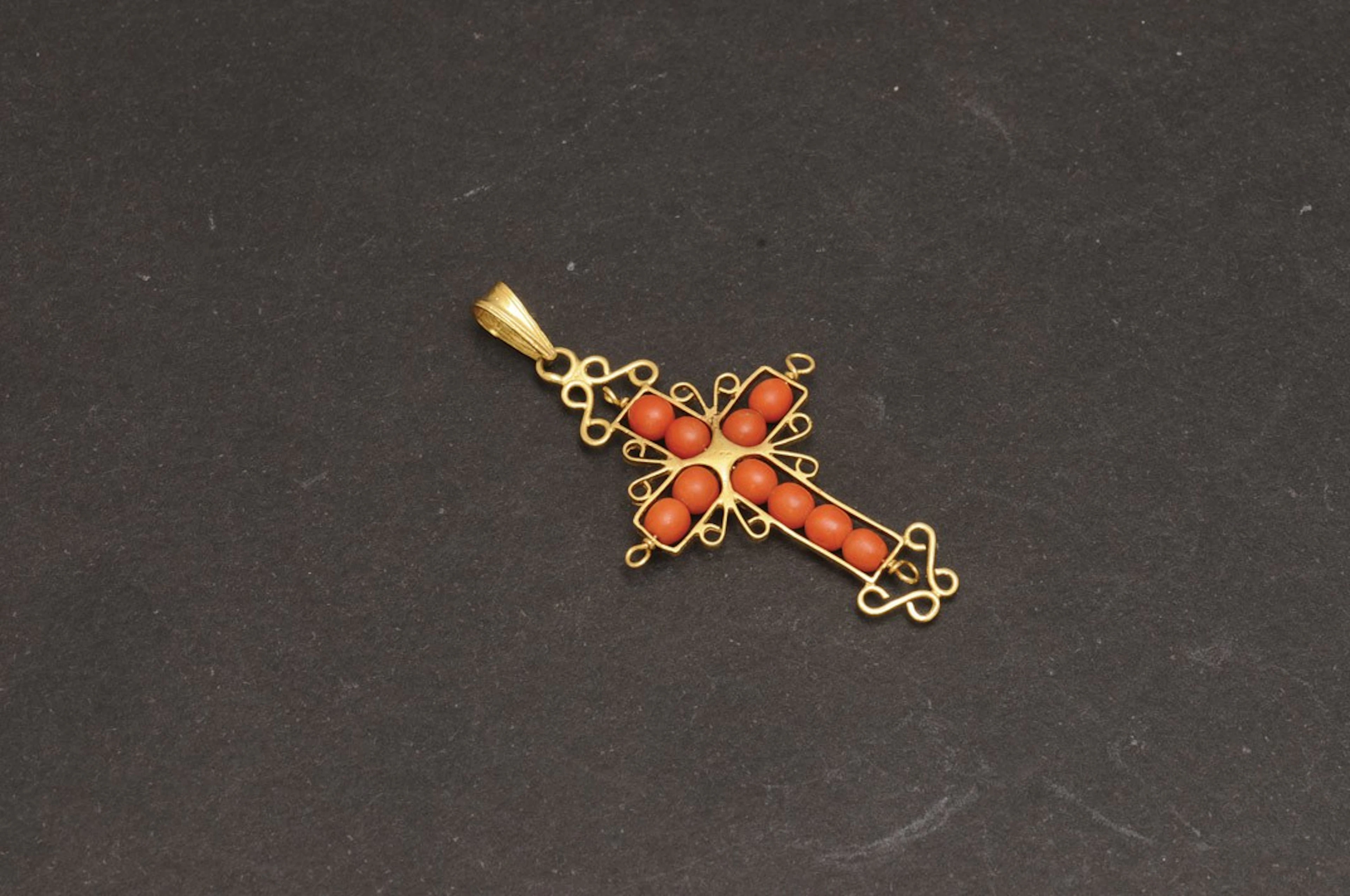 Colgante antiguo de oro y coral