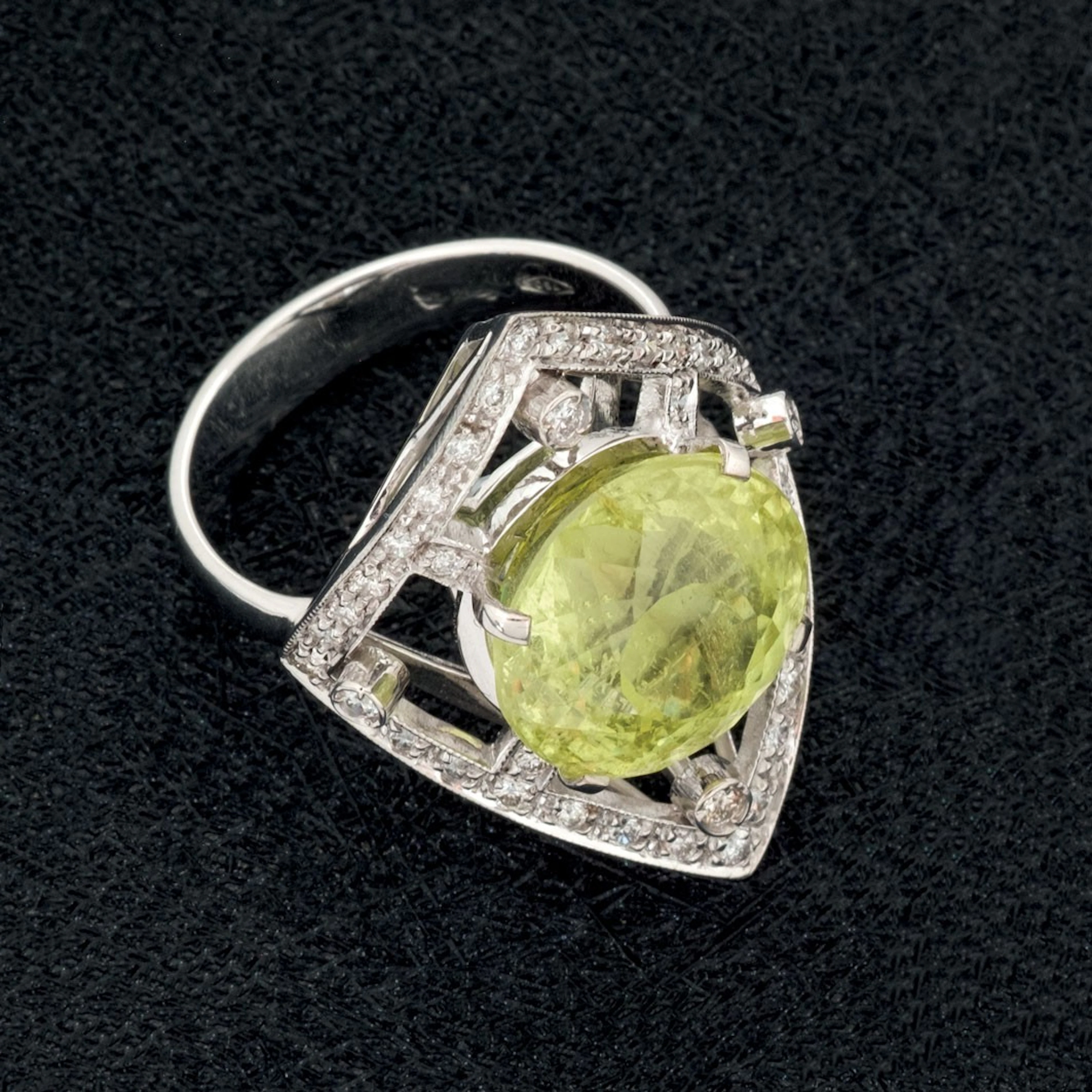 Sortija de oro con cuarzo limón y diamantes