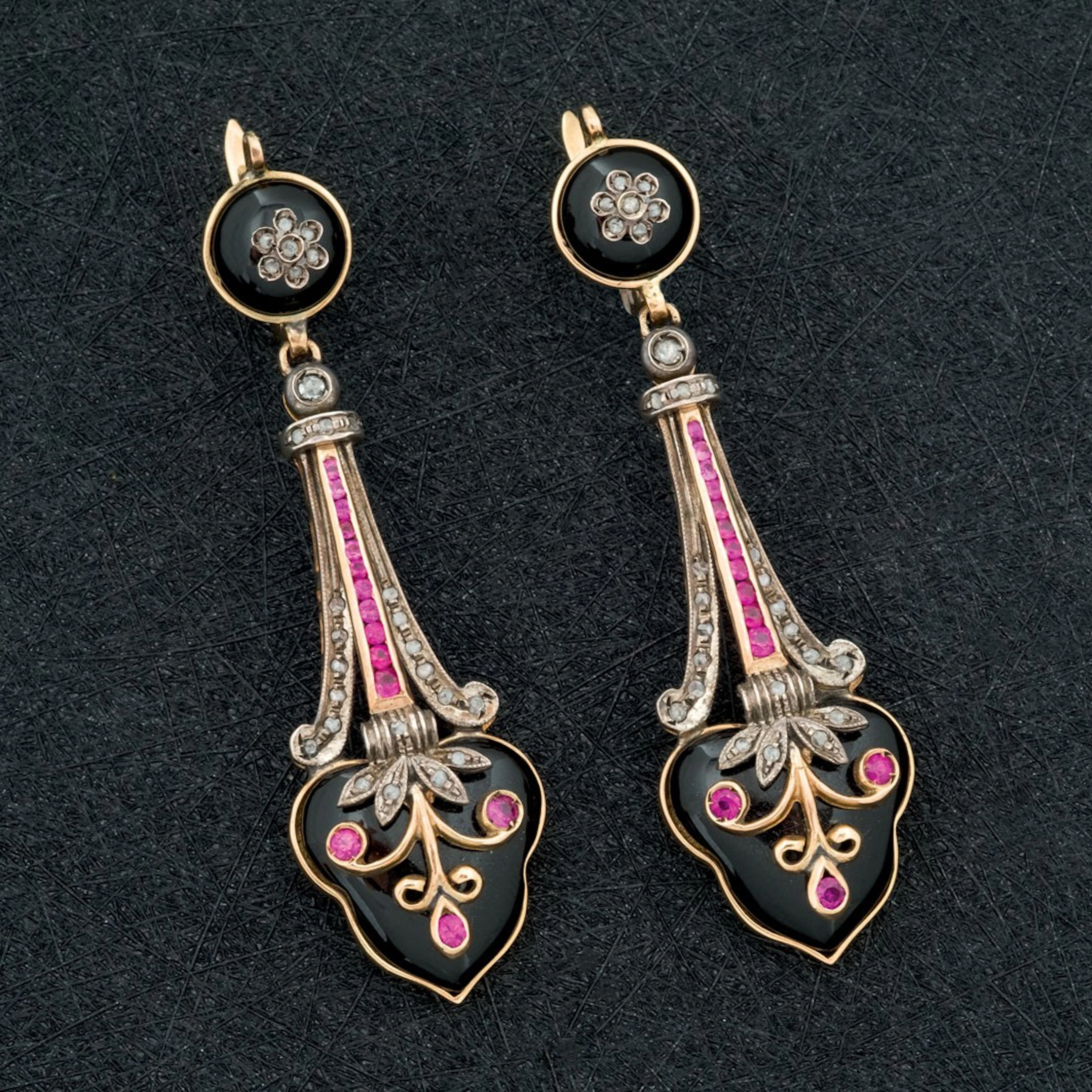 Pendientes de oro con onix, diamantes y rubíes