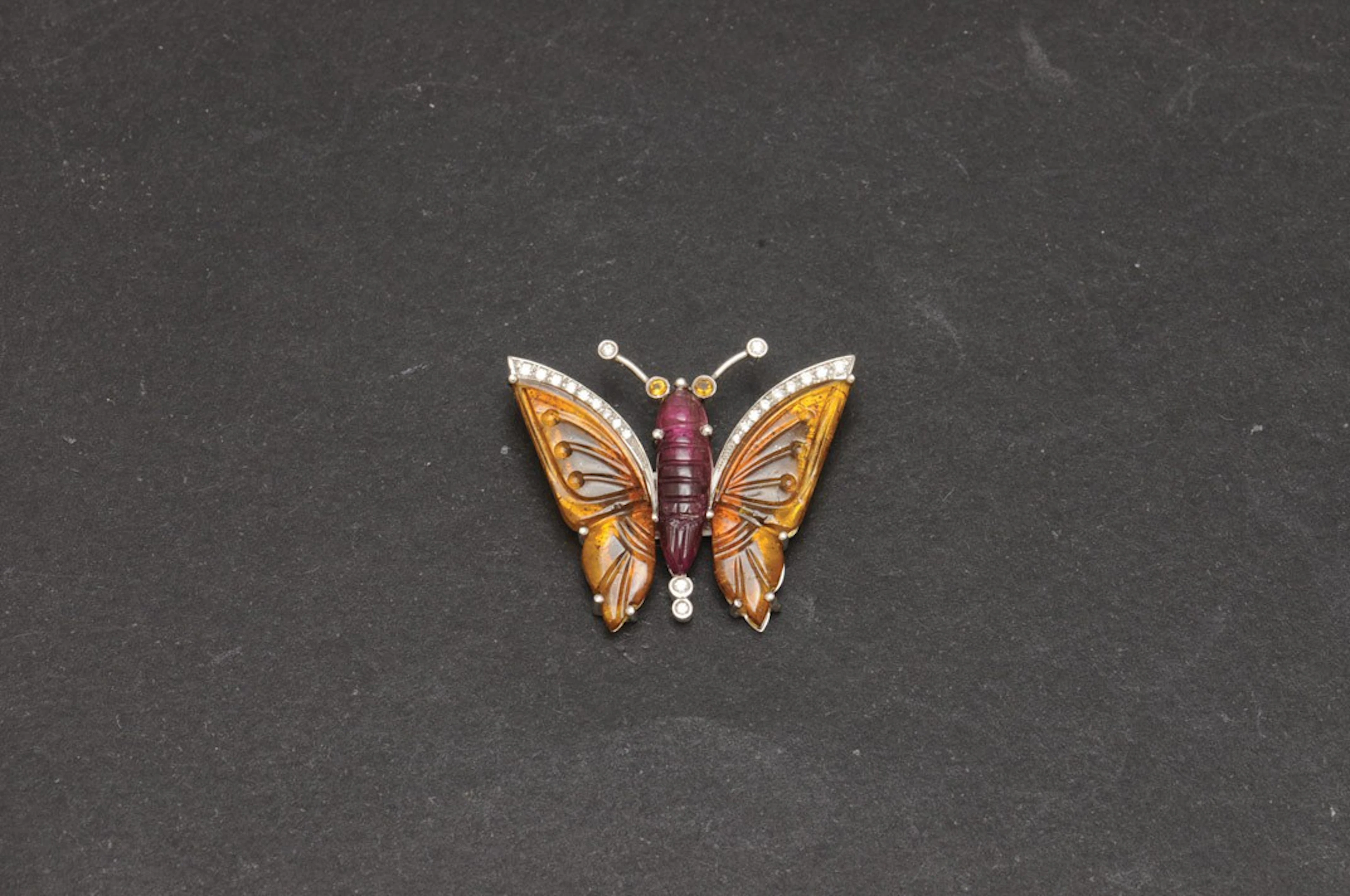 Colgante de oro con mariposas y diamantes