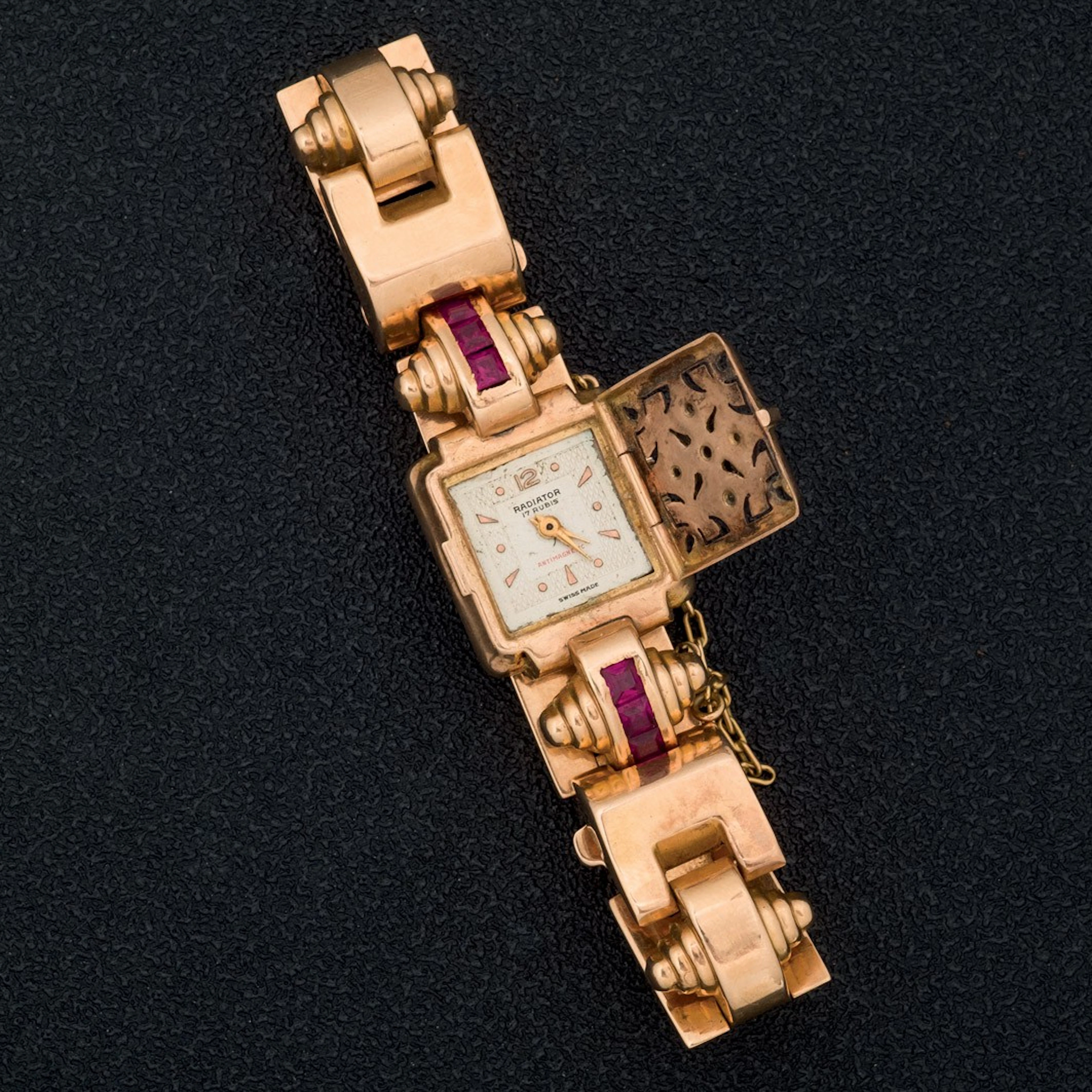 Reloj de oro con diamantes y rubíes sintéticos