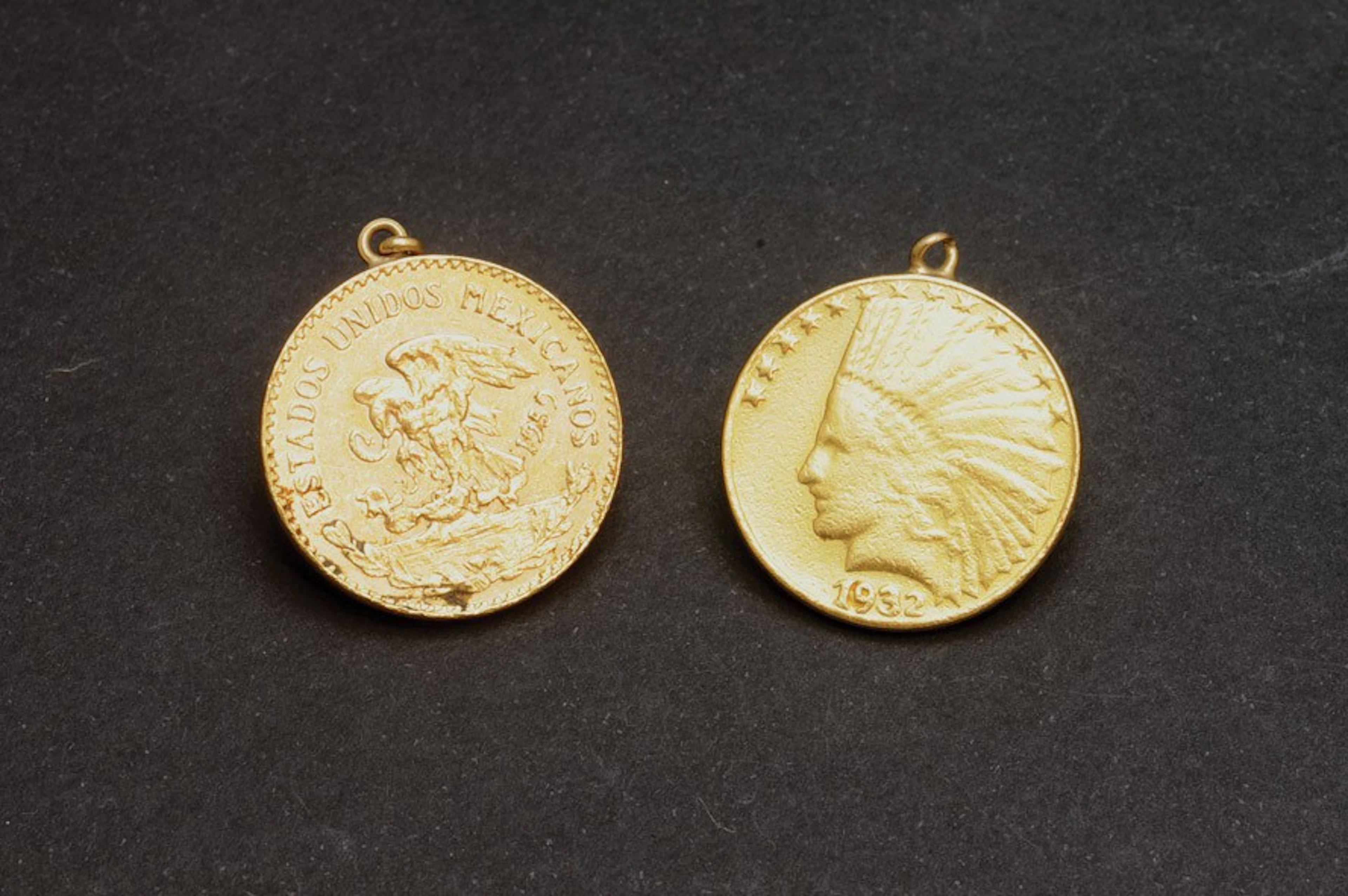 Dos colgantes monedas de oro