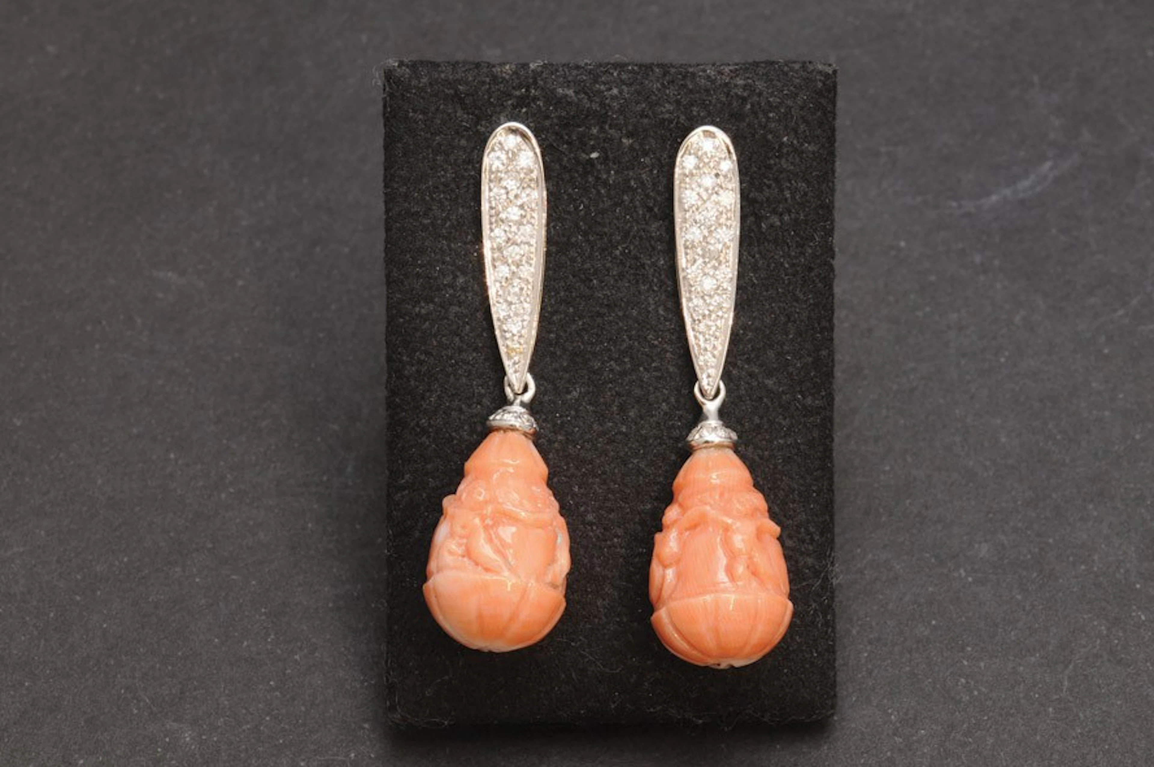 Pendientes de coral y brillantes