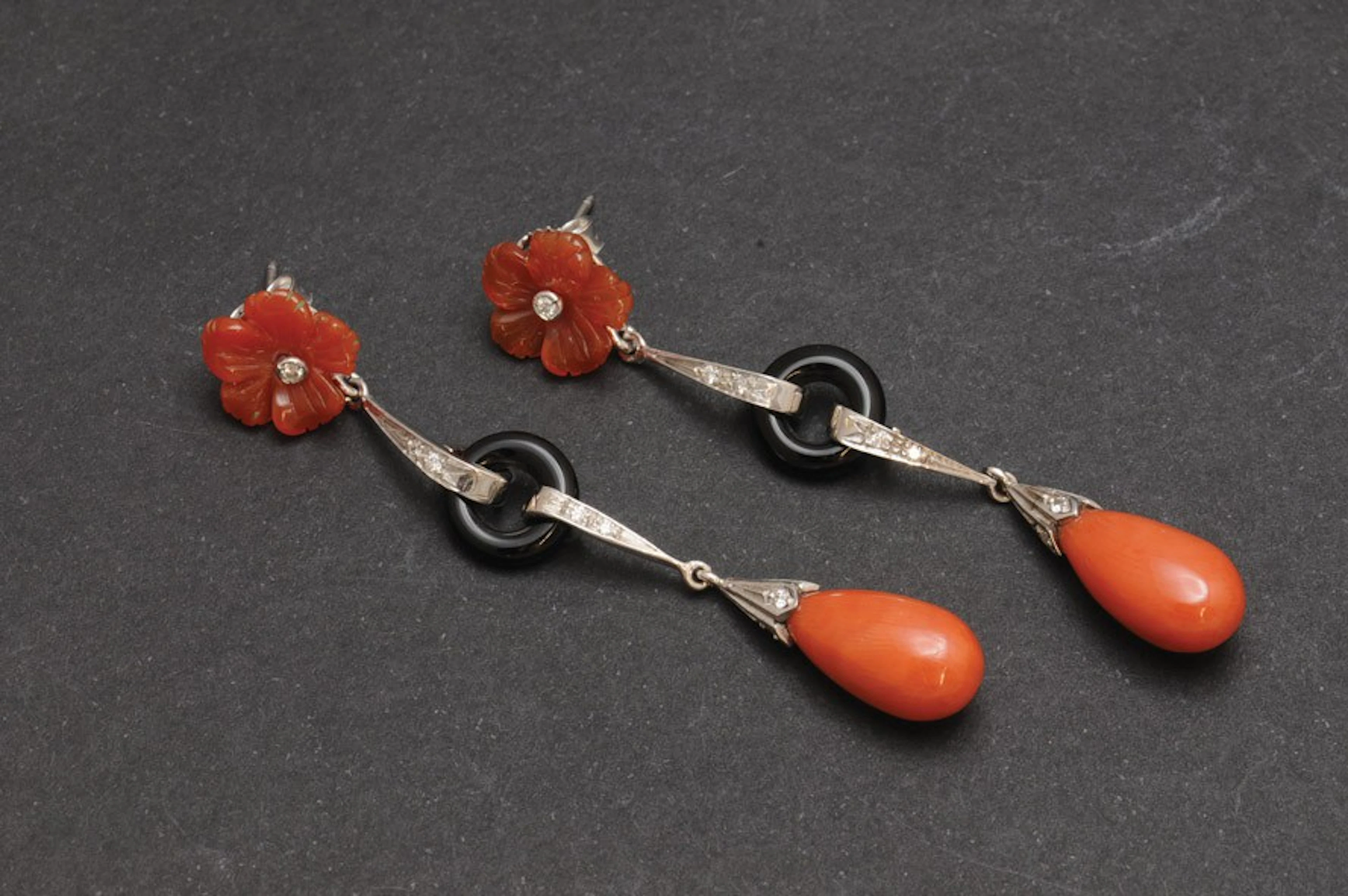 Pendientes de onix, coral, ágata y diamantes